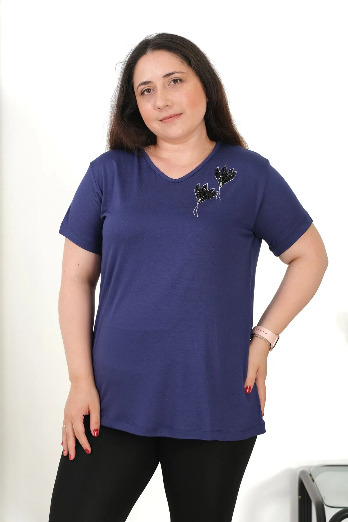 RENKTE BÜYÜK BEDEN LALE DESENLİ TAŞLI KISA KOL LACİVERT BLUZ
