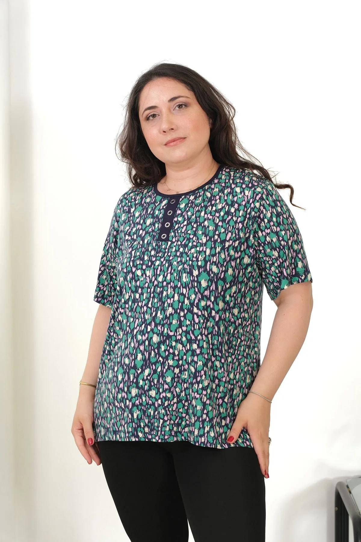 RENKTE YAKA DETAYLI KISA KOL ESNEK DESENLİ BLUZ