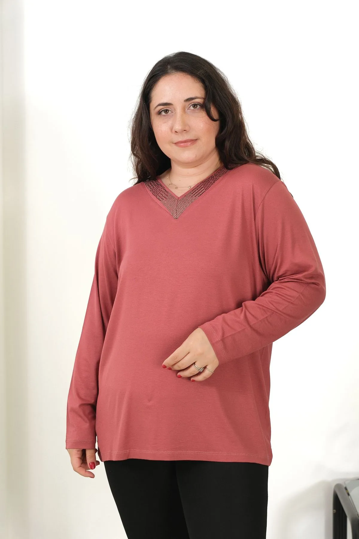 RENKTE V TAŞLI UZUN KOL PUDRA PENYE BLUZ