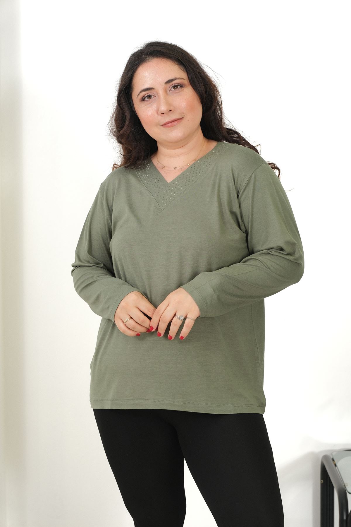 RENKTE V TAŞLI UZUN KOL HAKİ PENYE BLUZ