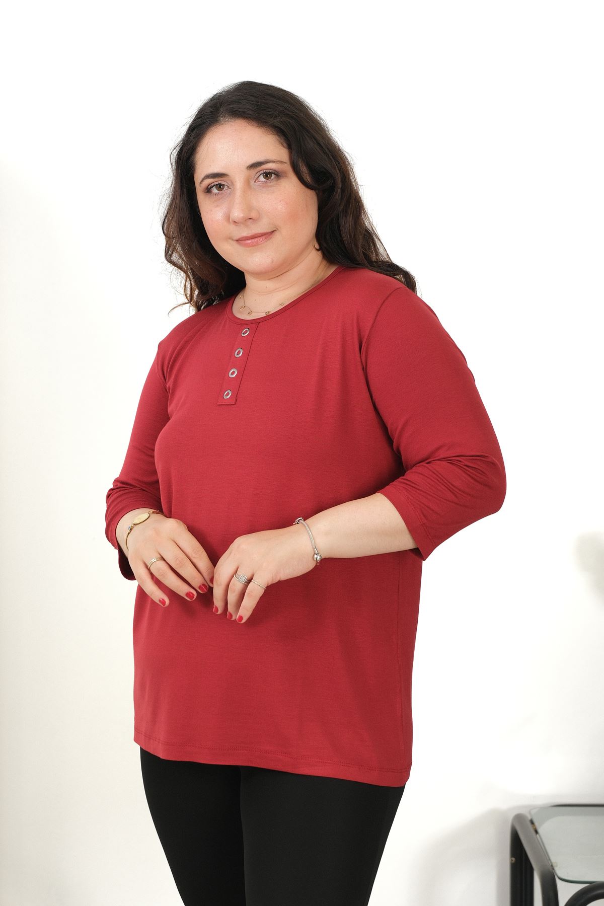 RENKTE BÜYÜK BEDEN KUŞGÖZÜ DETAY BORDO KAPRİ KOL BLUZ