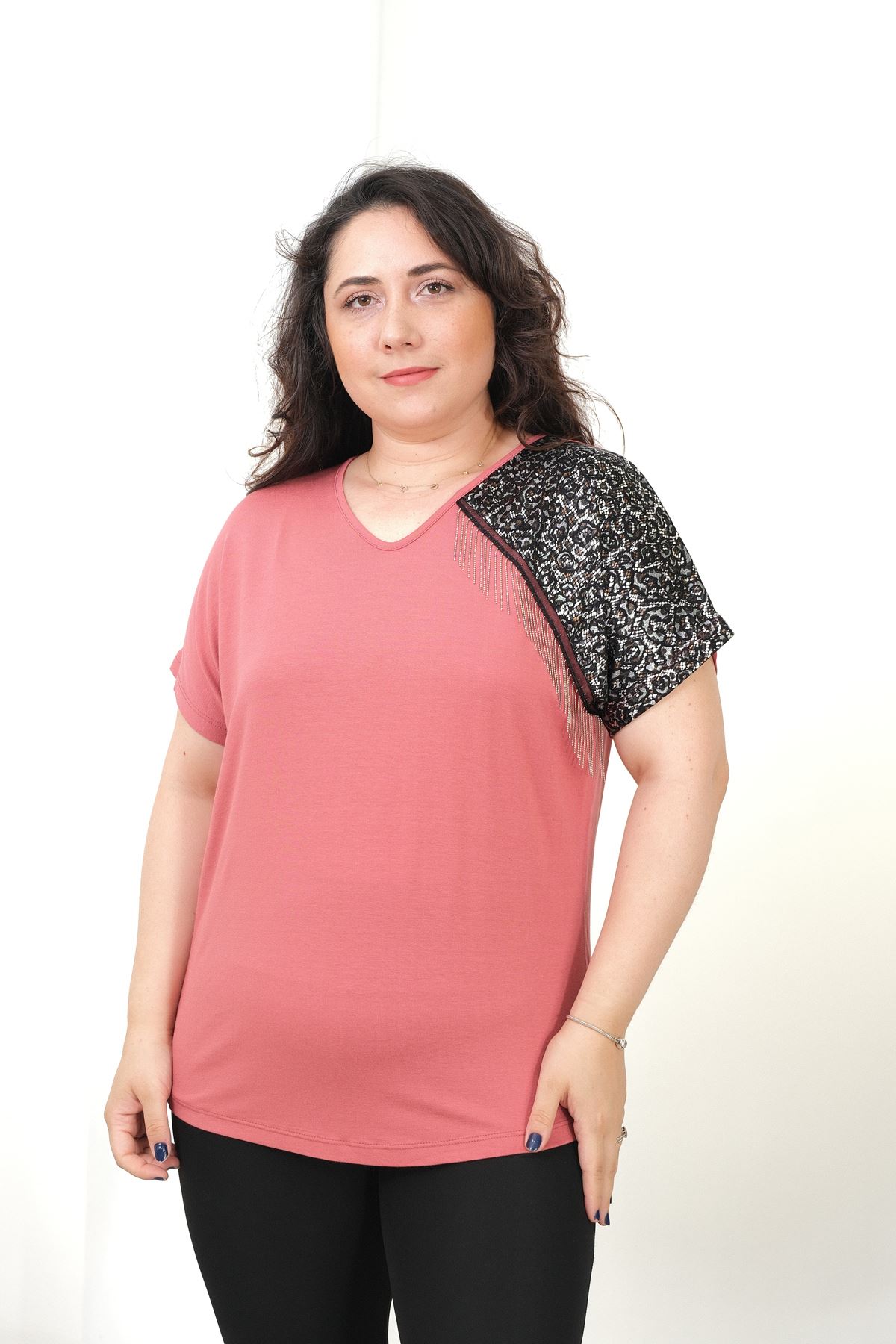 RENKTE BÜYÜK BEDEN TEK OMUZ GARNİLİ METAL SAÇAKLI PUDRA BLUZ