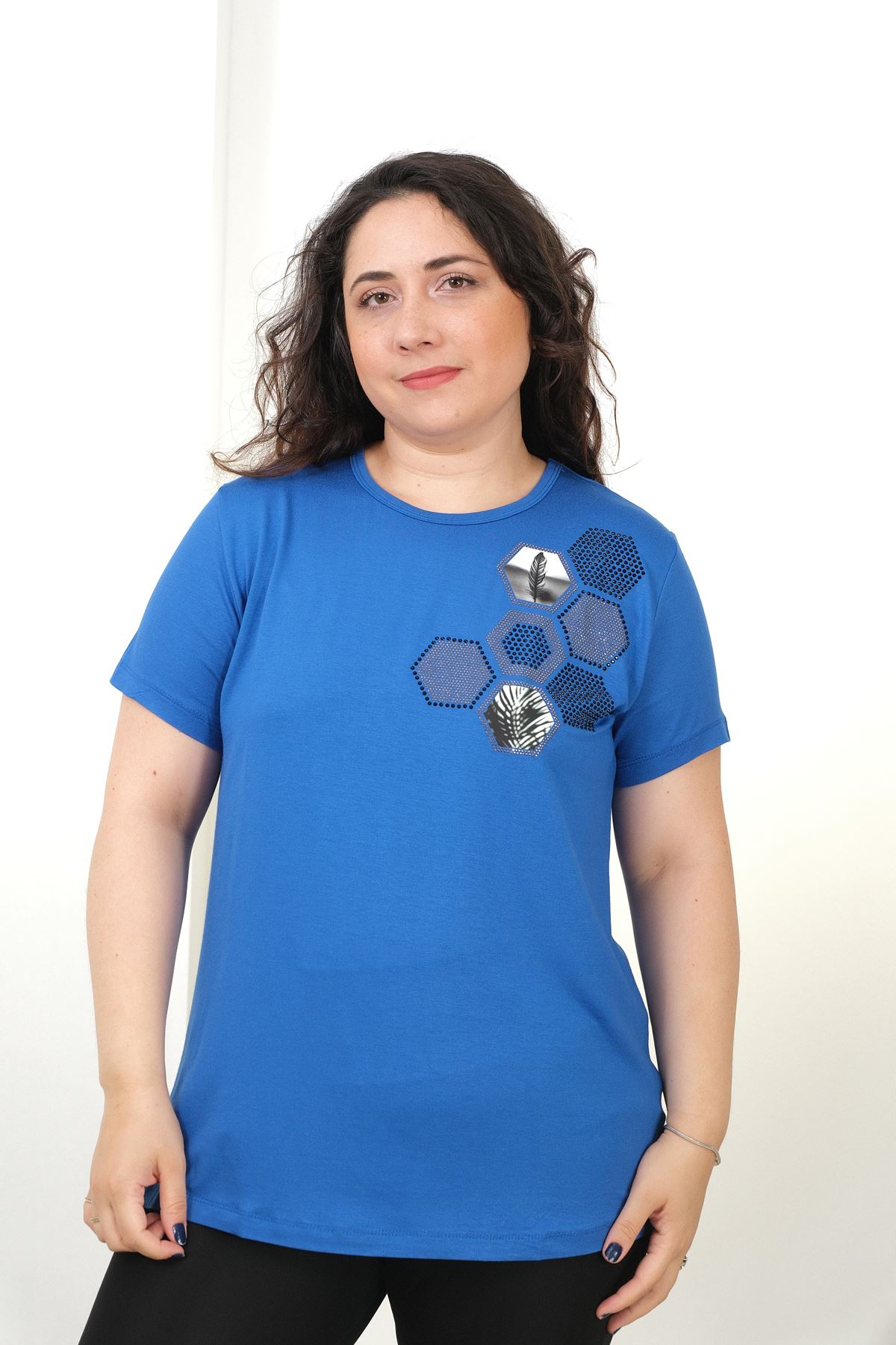 RENKTE BÜYÜK BEDEN ALTIGEN DESEN TAŞLI SAKS BLUZ