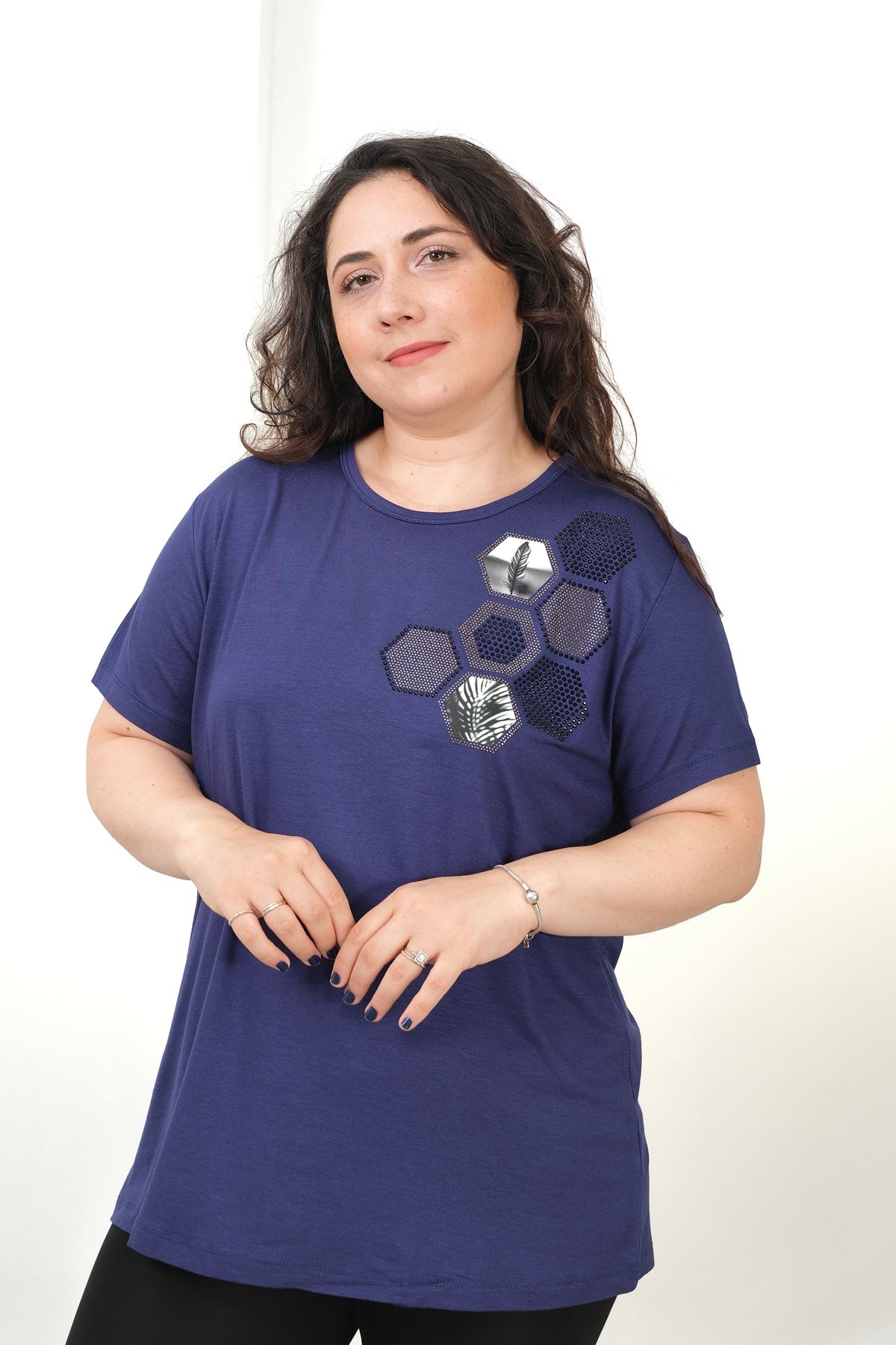 RENKTE BÜYÜK BEDEN ALTIGEN DESEN TAŞLI LACİVERT BLUZ