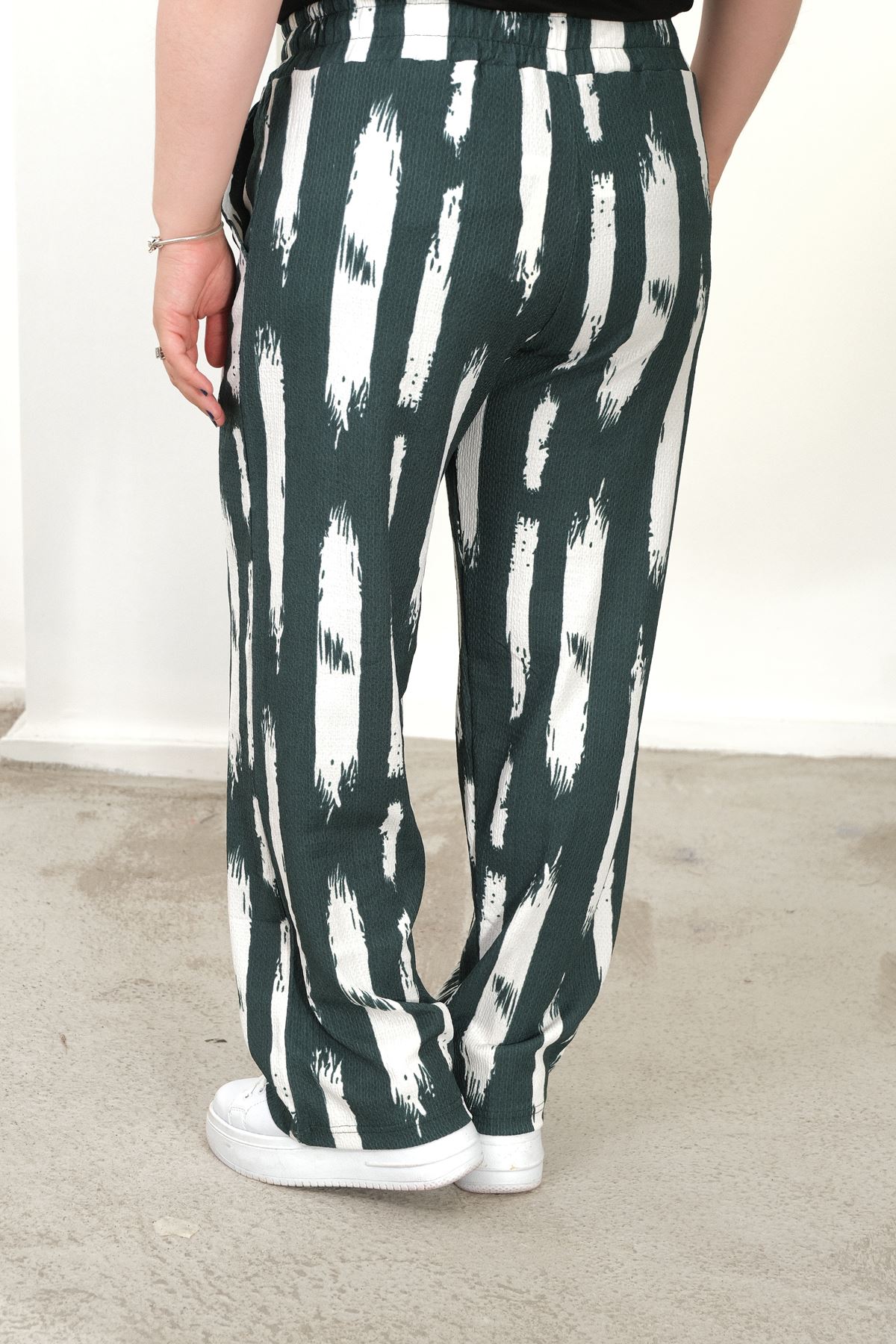 RENKTE BÜYÜK BEDEN CEPLİ BELİ LASTİKLİ  BOL PAÇA PANTALON