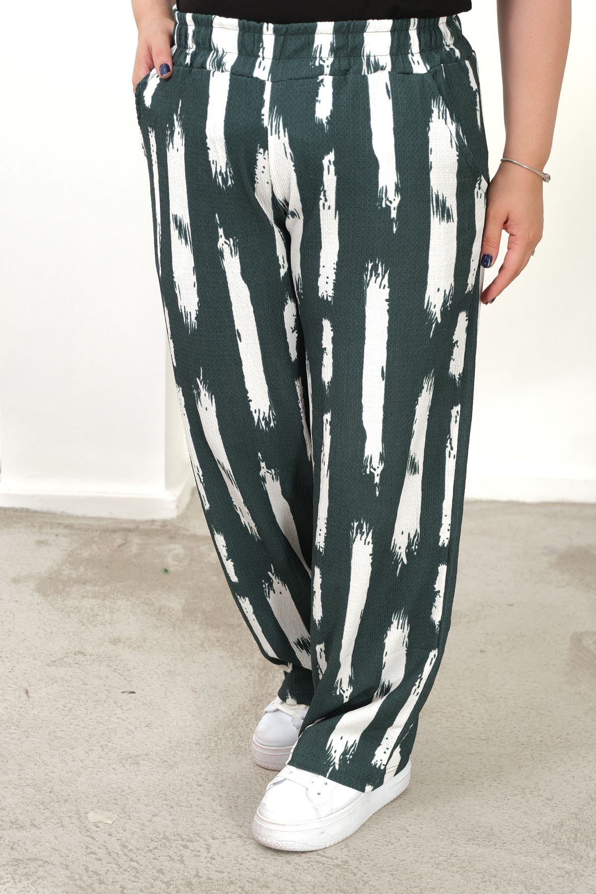 RENKTE BÜYÜK BEDEN CEPLİ BELİ LASTİKLİ  BOL PAÇA PANTALON