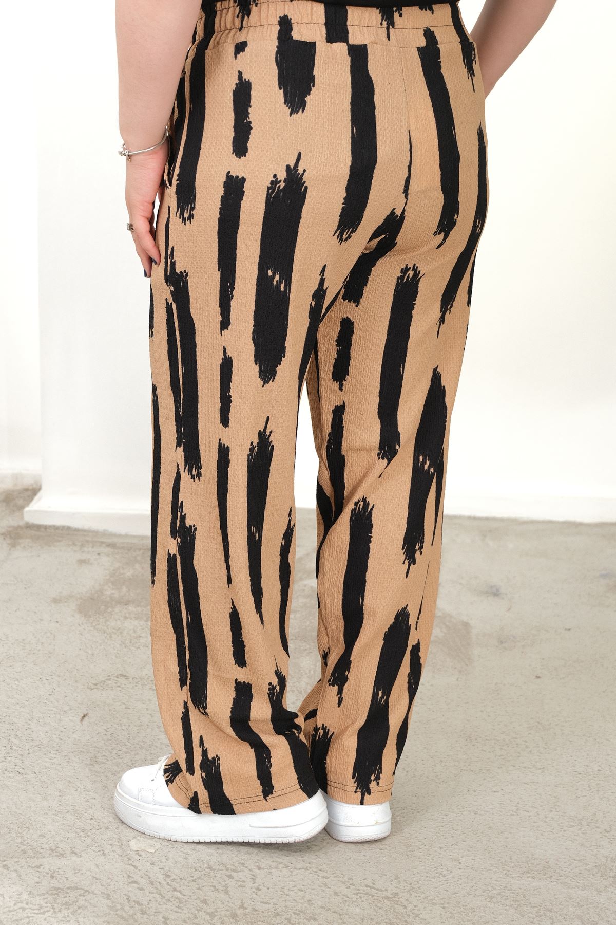 RENKTE BÜYÜK BEDEN CEPLİ BELİ LASTİKLİ BOL PAÇA PANTALON