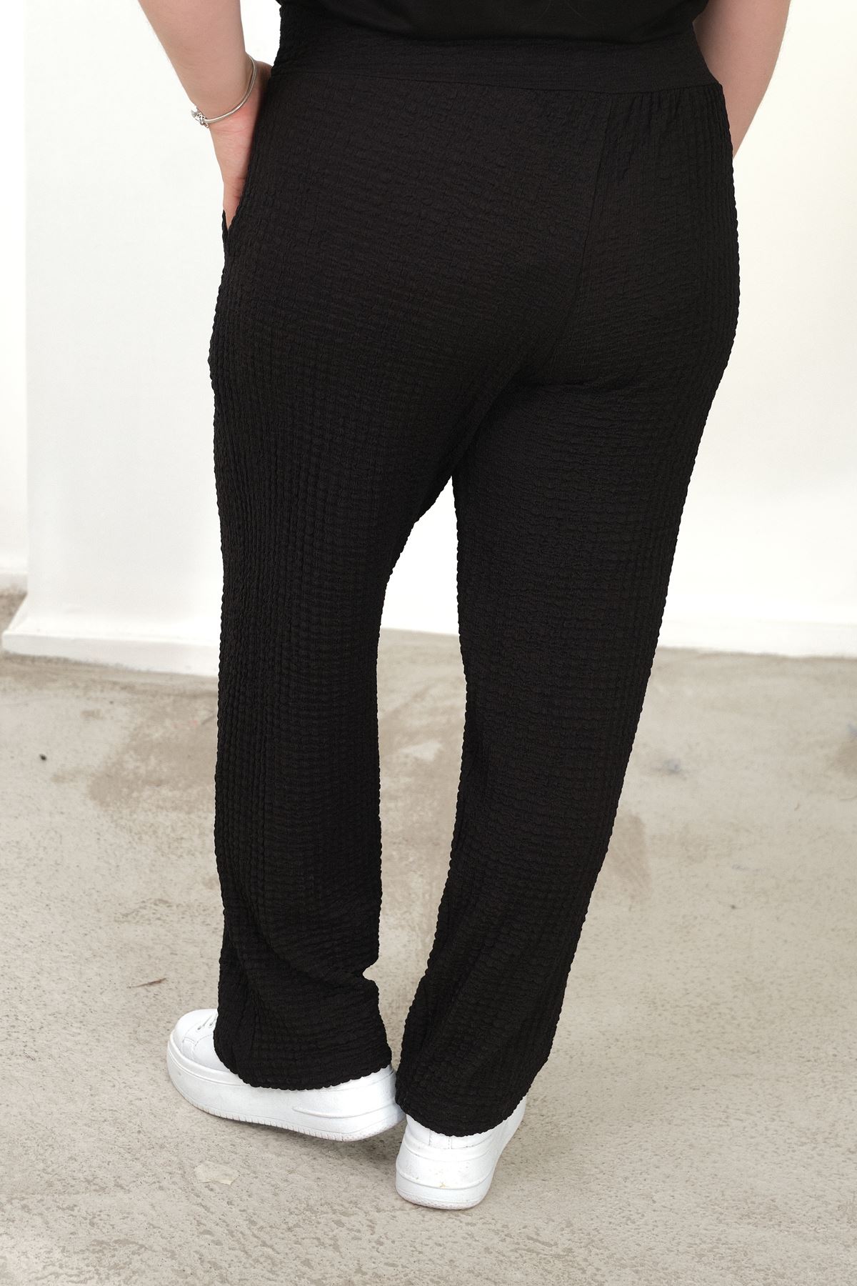 RENKTE BÜYÜK BEDEN CEPLİ BELİ LASTİKLİ SİYAH BOL PAÇA PANTALON