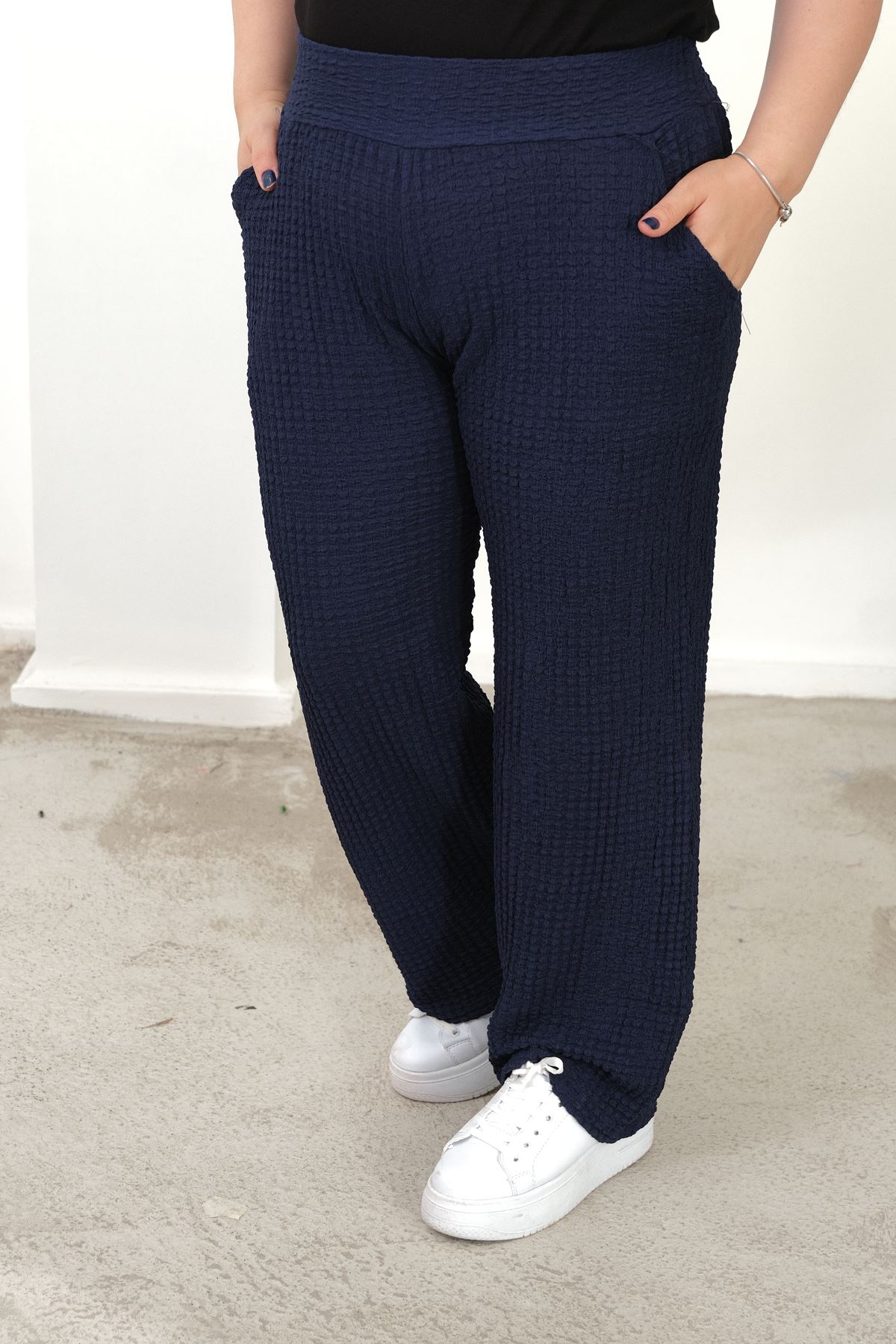 RENKTE BÜYÜK BEDEN CEPLİ BELİ LASTİKLİ LACİVERT BOL PAÇA PANTALON