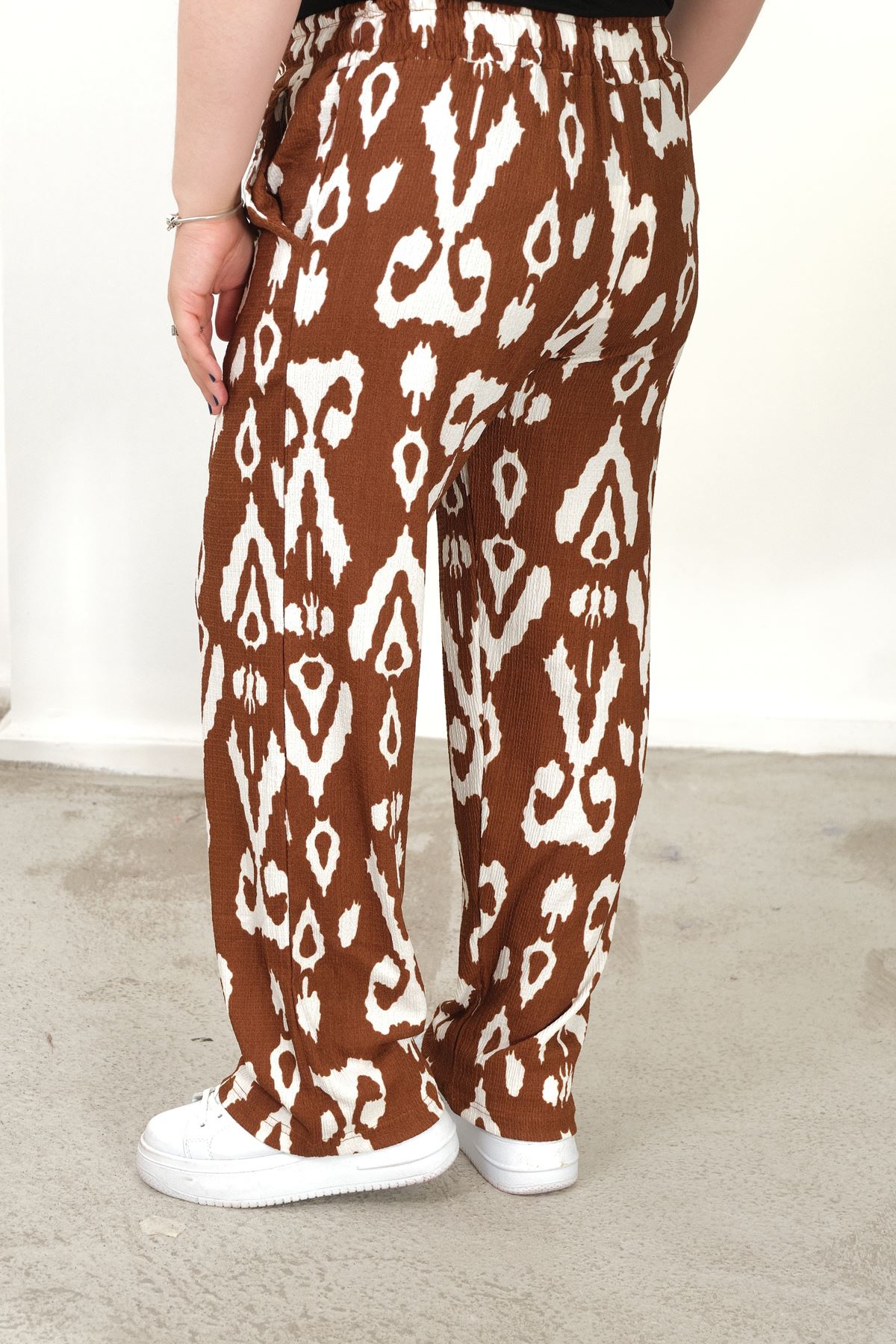 RENKTE BÜYÜK BEDEN CEPLİ BELİ LASTİKLİ  BOL PAÇA PANTALON