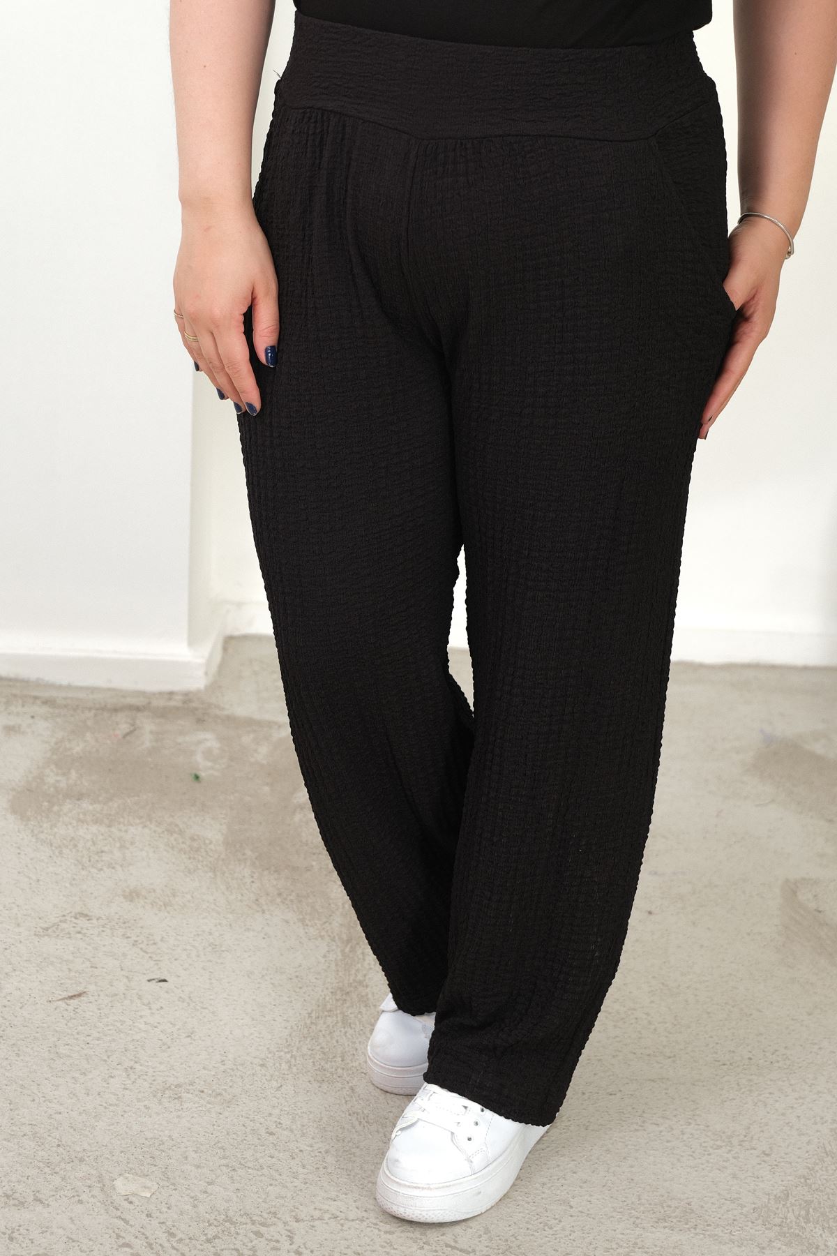 RENKTE BÜYÜK BEDEN CEPLİ BELİ LASTİKLİ SİYAH BOL PAÇA PANTALON