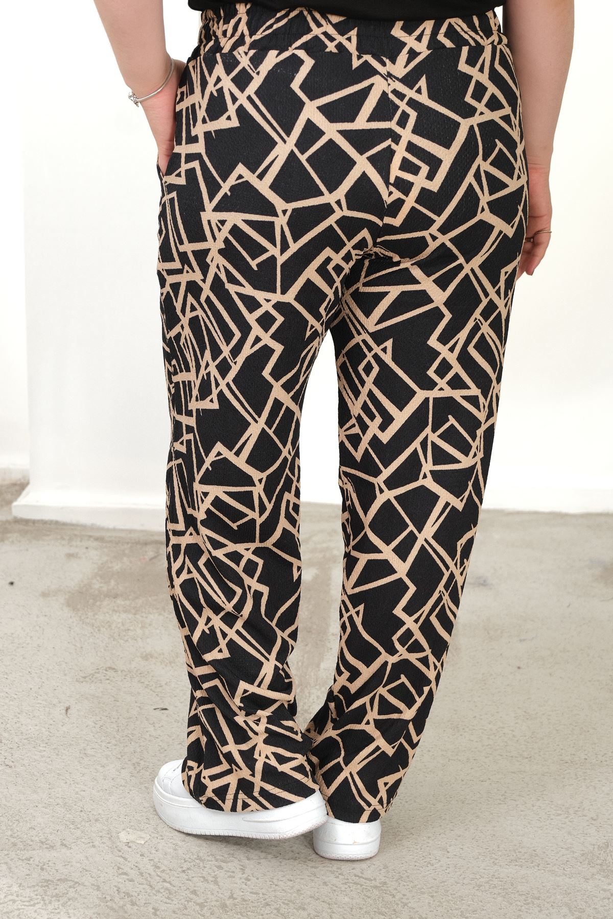 RENKTE BÜYÜK BEDEN CEPLİ BELİ LASTİKLİ  BOL PAÇA PANTALON
