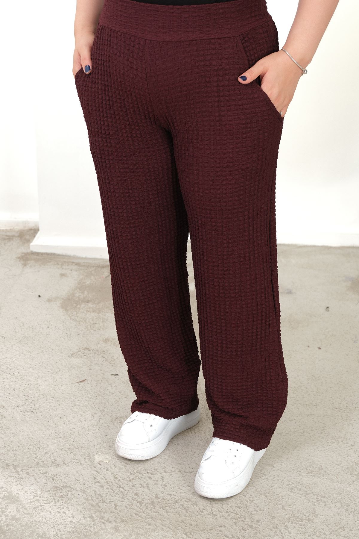 RENKTE BÜYÜK BEDEN CEPLİ BELİ LASTİKLİ BORDO BOL PAÇA PANTALON
