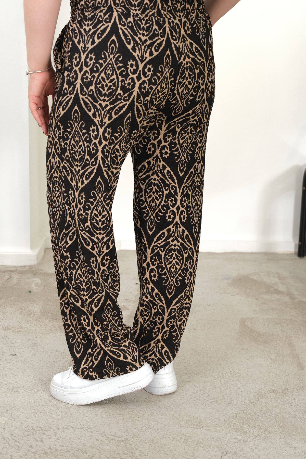 RENKTE BÜYÜK BEDEN CEPLİ BELİ LASTİKLİ  BOL PAÇA PANTALON