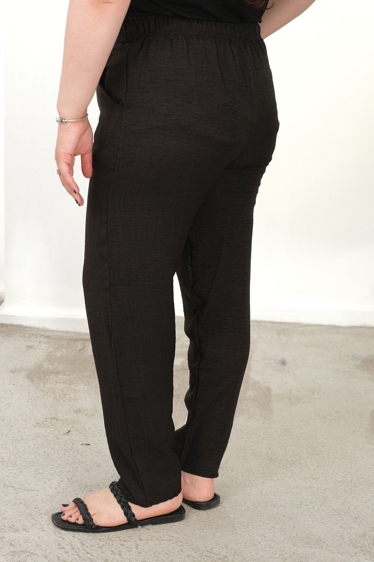 RENKTE BÜYÜK BEDEN DAR PAÇA CEPLİ SİYAH PANTALON
