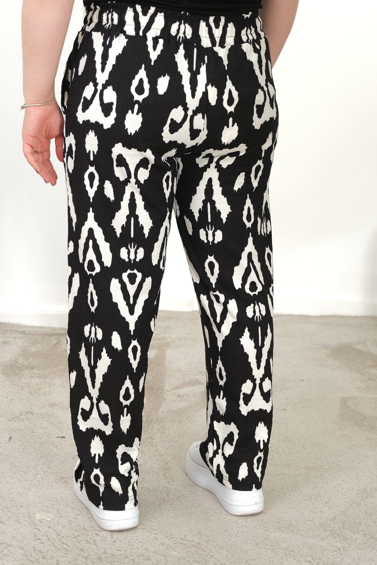 RENKTE BÜYÜK BEDEN CEPLİ BELİ LASTİKLİ BOL PAÇA PANTALON