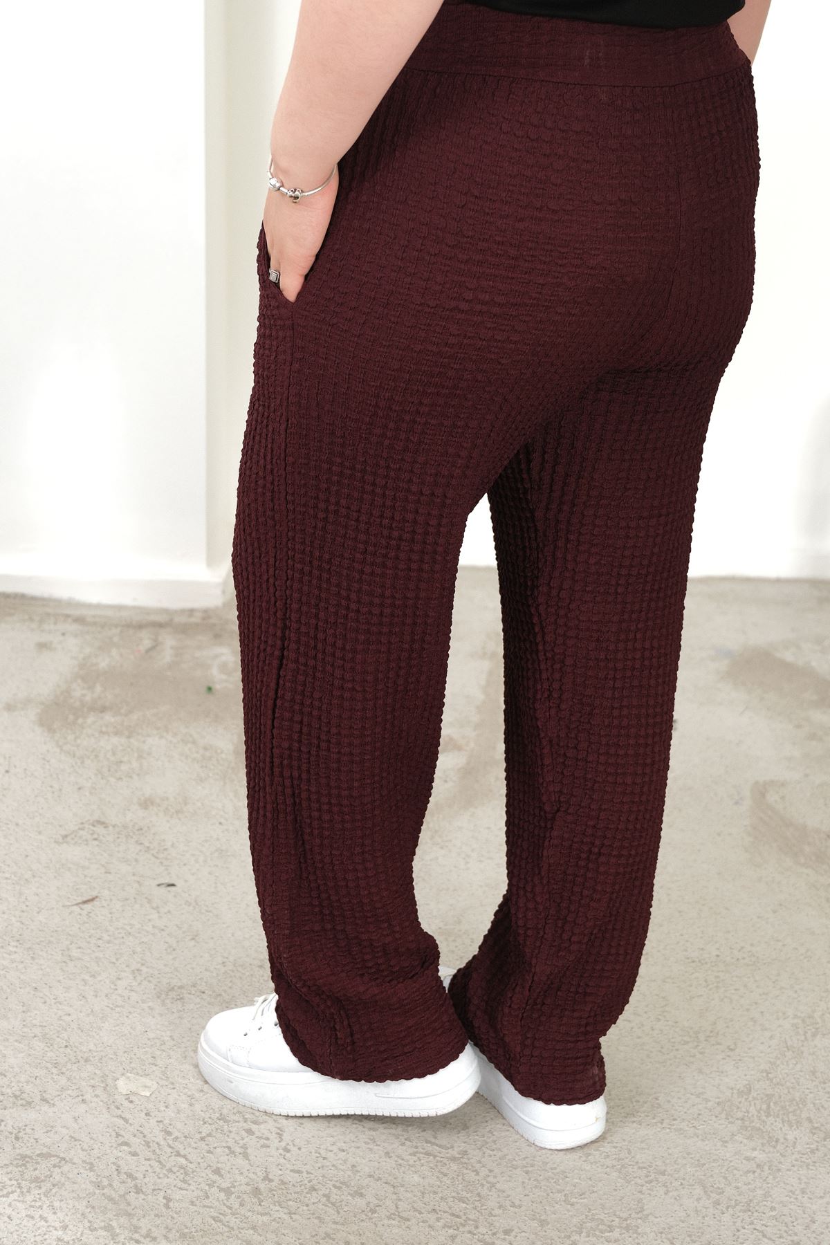 RENKTE BÜYÜK BEDEN CEPLİ BELİ LASTİKLİ BORDO BOL PAÇA PANTALON