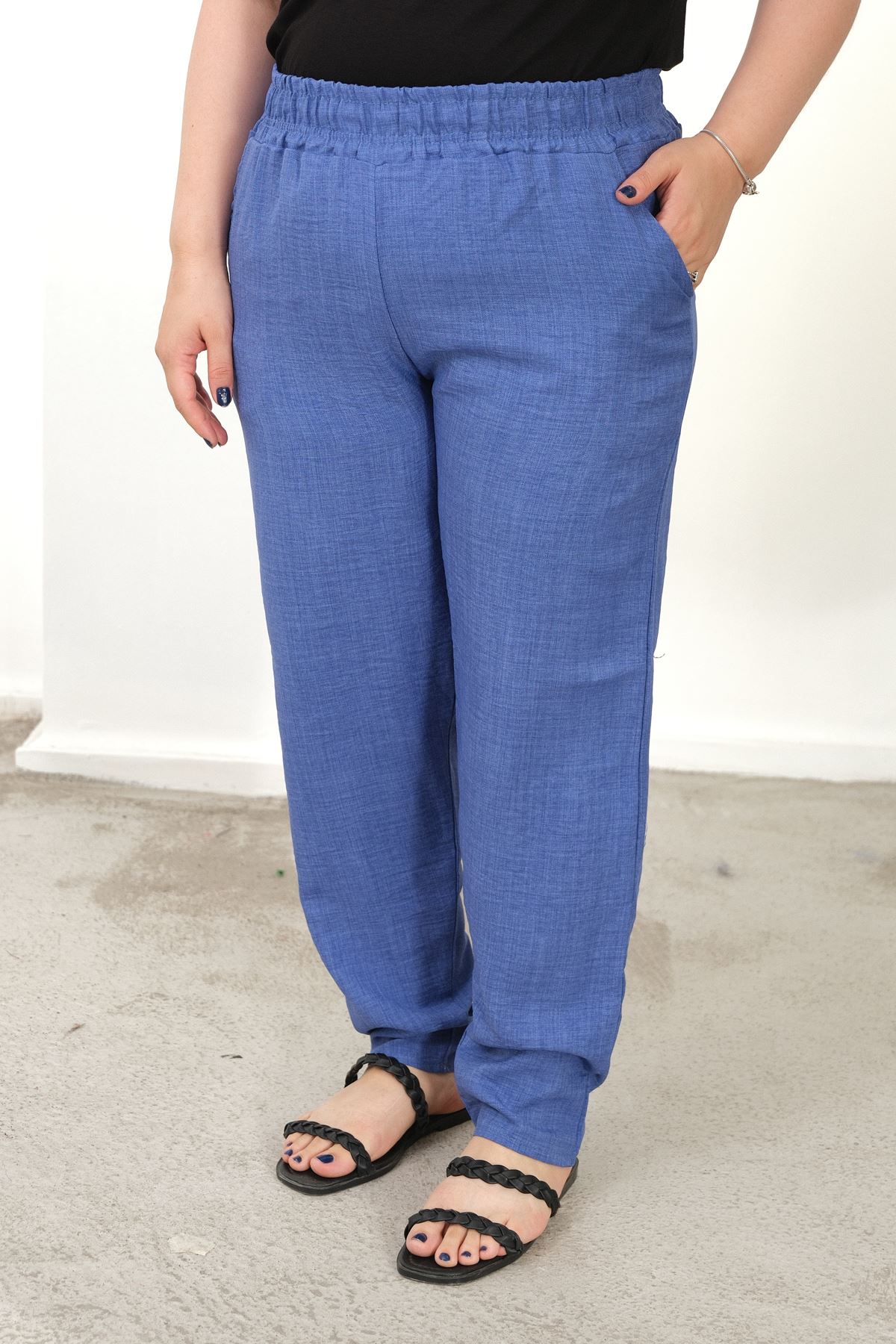 RENKTE BÜYÜK BEDEN DAR PAÇA CEPLİ MAVİ PANTALON