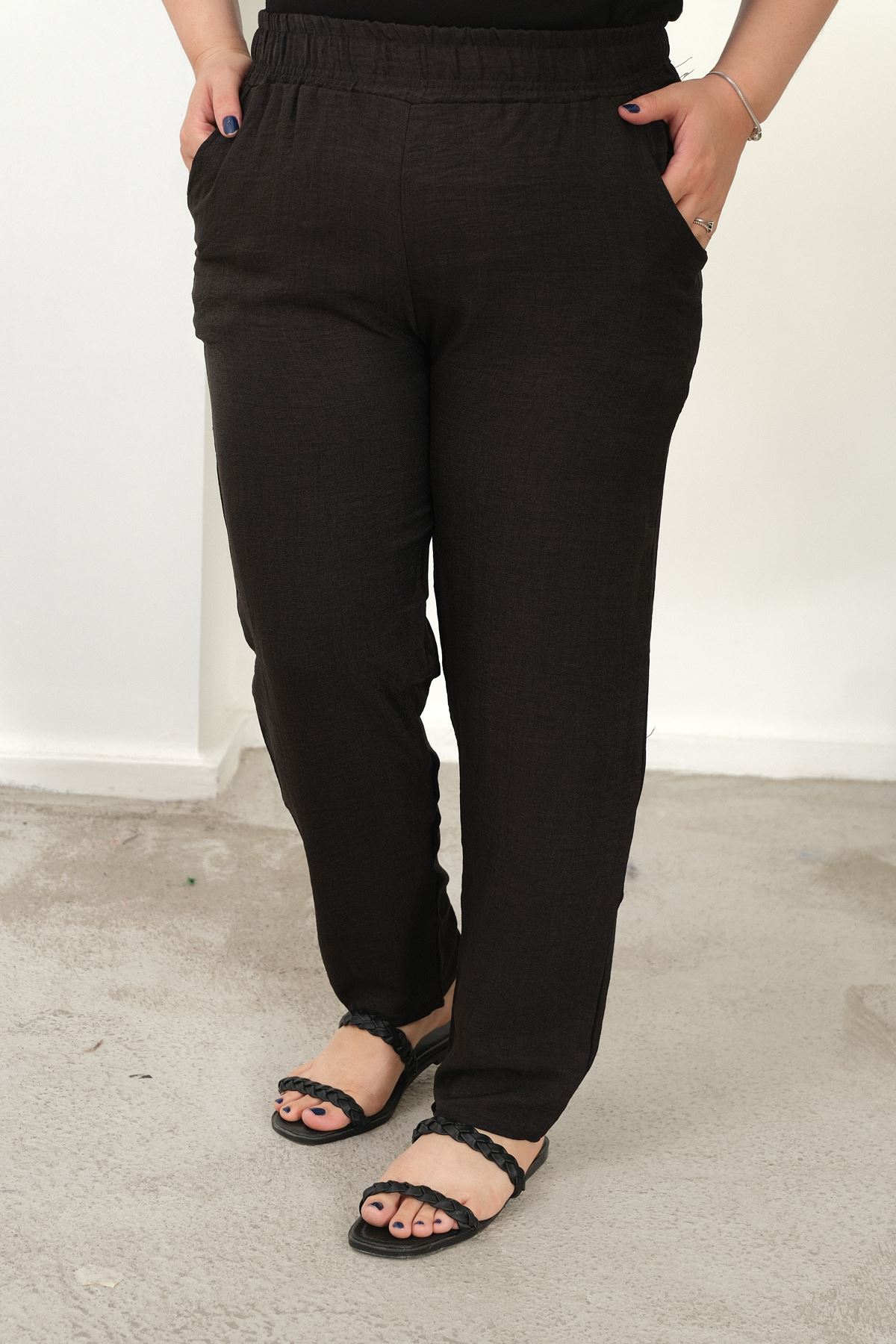 RENKTE BÜYÜK BEDEN DAR PAÇA CEPLİ SİYAH PANTALON