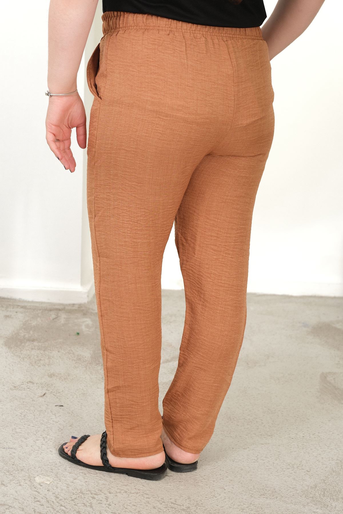 RENKTE BÜYÜK BEDEN DAR PAÇA CEPLİ TABA PANTALON