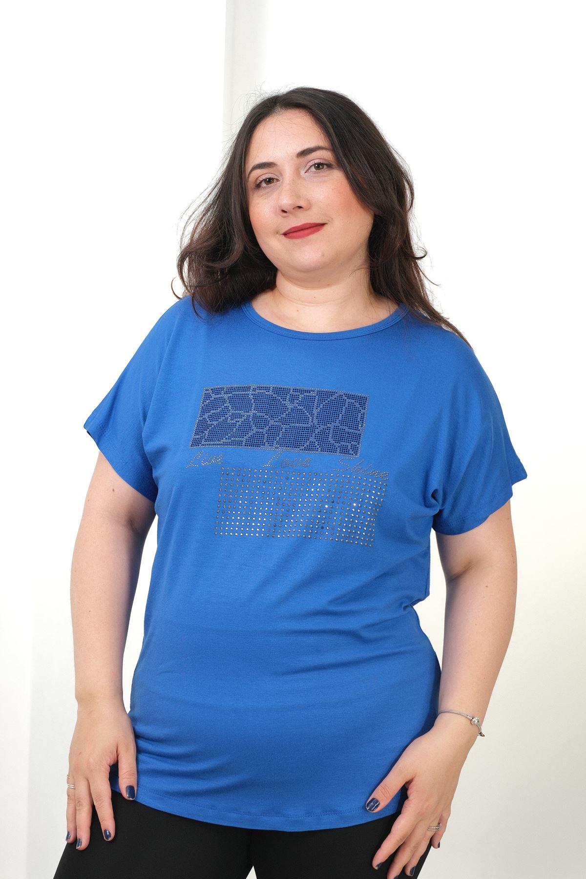 RENKTE BÜYÜK BEDEN YAZI VE NATUREL TAŞLI SAKS BLUZ
