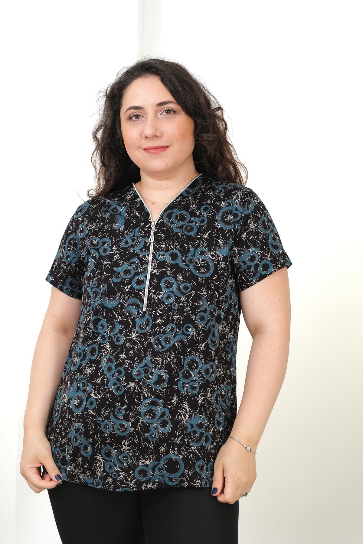 RENKTE BÜYÜK BEDEN FERMUARLI DESENLİ BLUZ