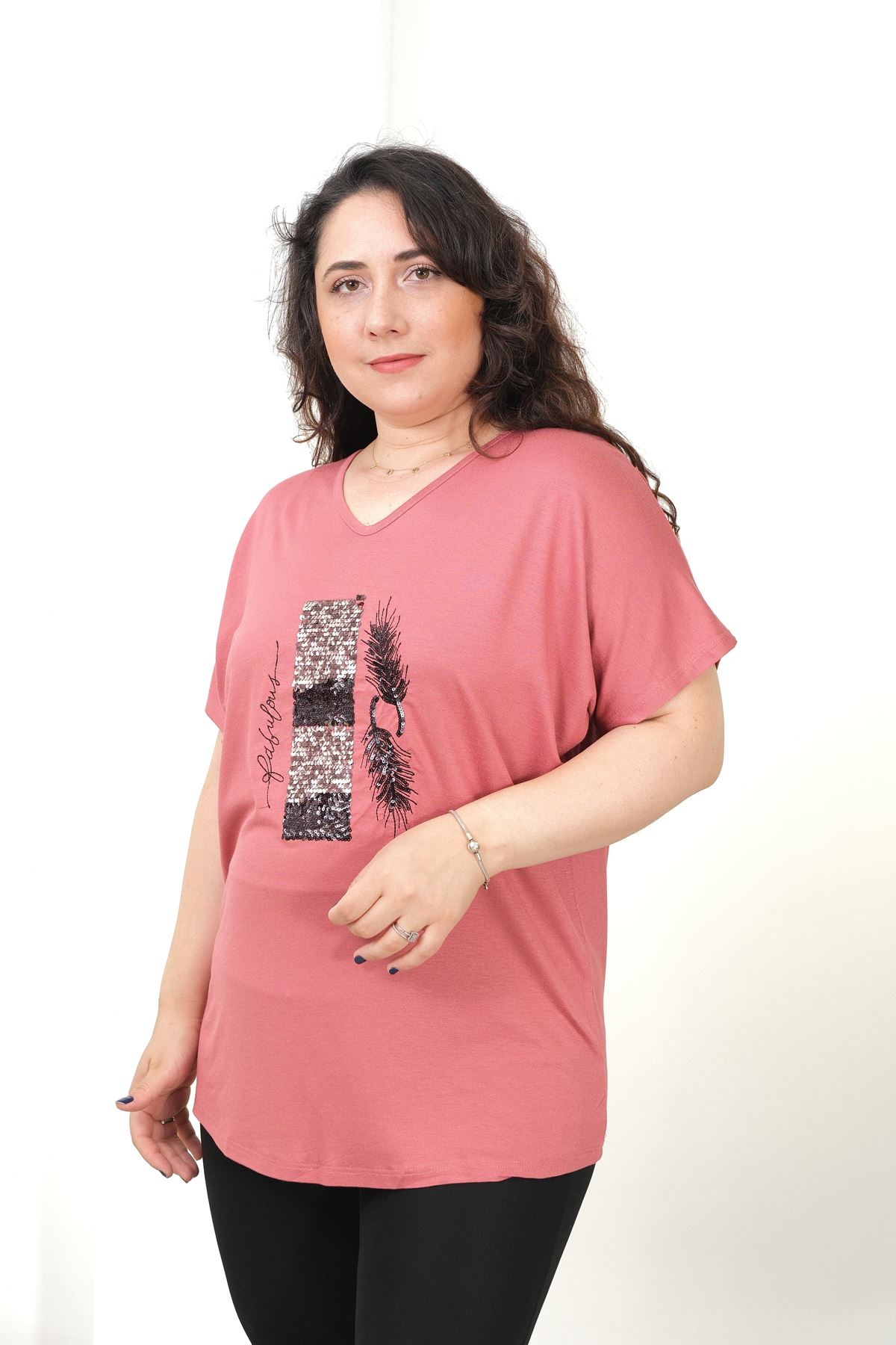 RENKTE BÜYÜK BEDEN PULLU YAPRAK NAKIŞLI PUDRA BLUZ