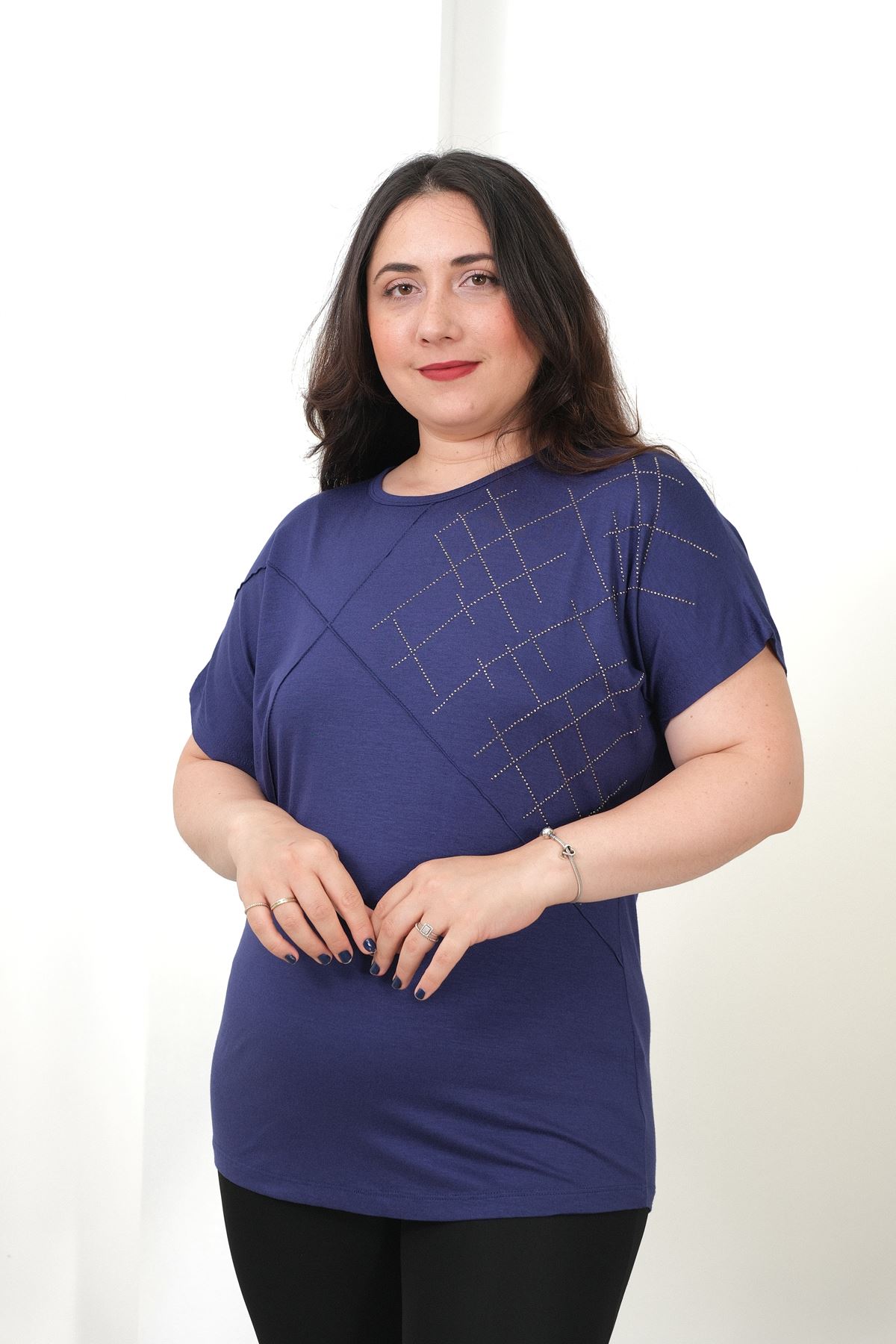 RENKTE BÜYÜK BEDEN ÇIMALI TAŞLI LACİVERT BLUZ