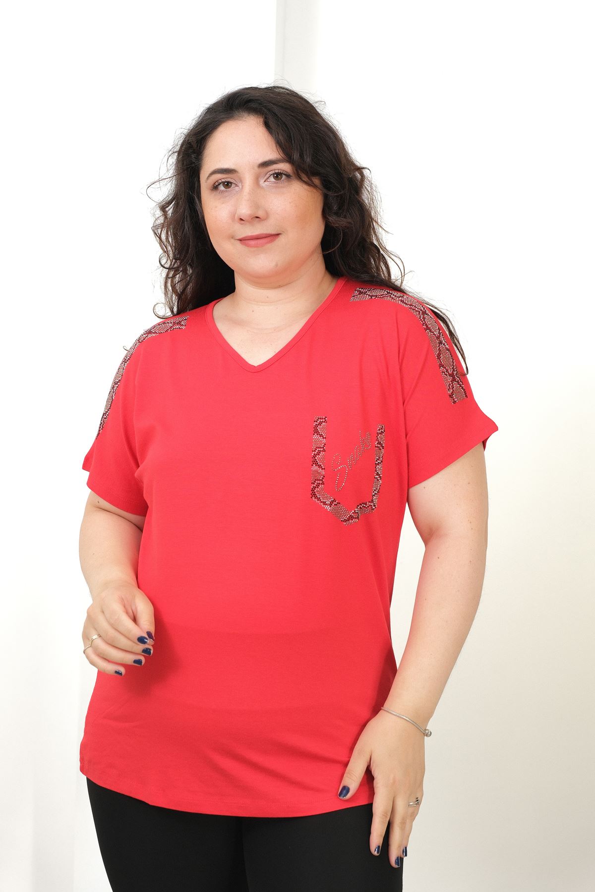 RENKTE BÜYÜK BEDEN OMUZ VE CEP YILAN DESEN TAŞLI KIRMIZI BLUZ