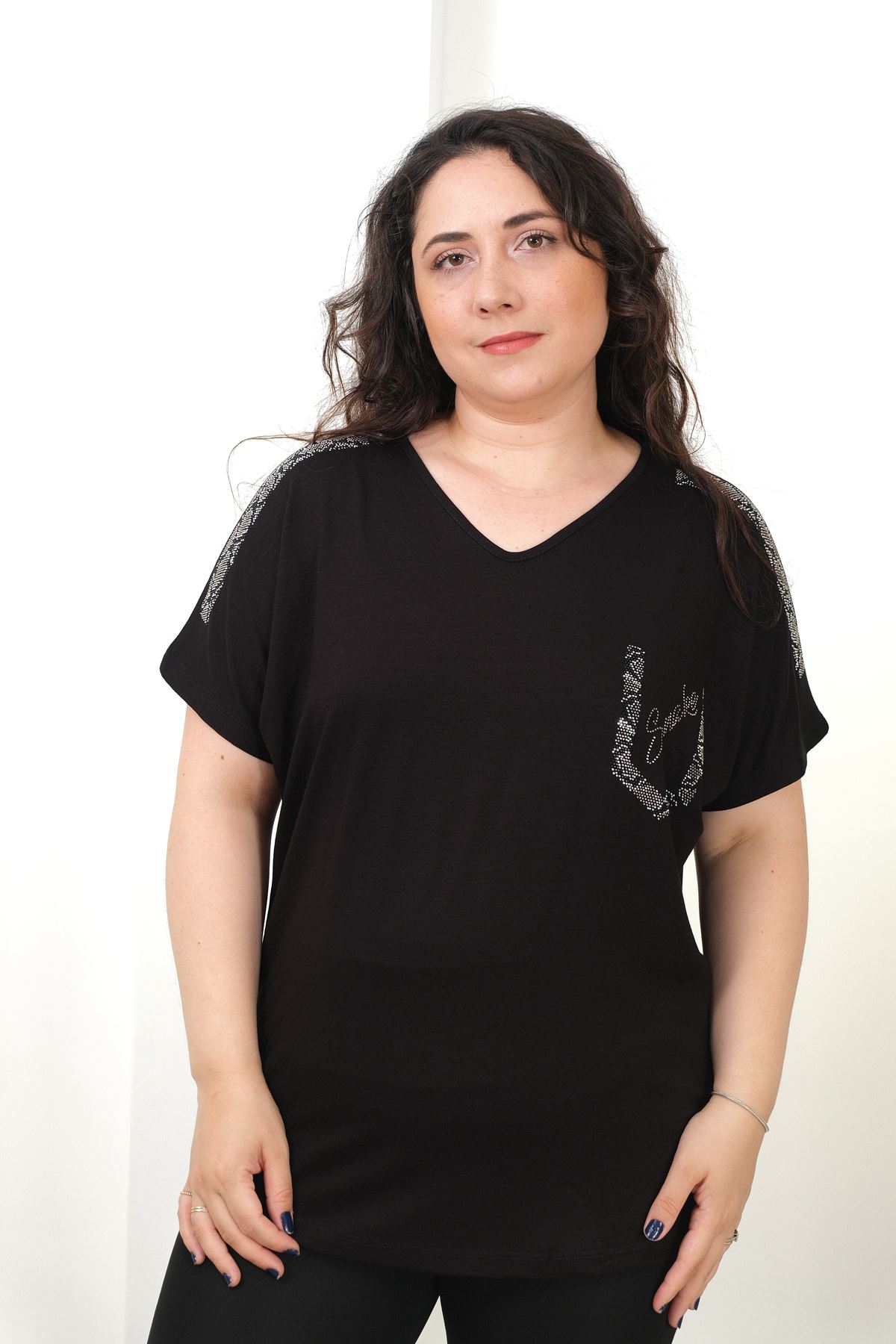 RENKTE BÜYÜK BEDEN OMUZ VE CEP YILAN DESEN TAŞLI SİYAH BLUZ