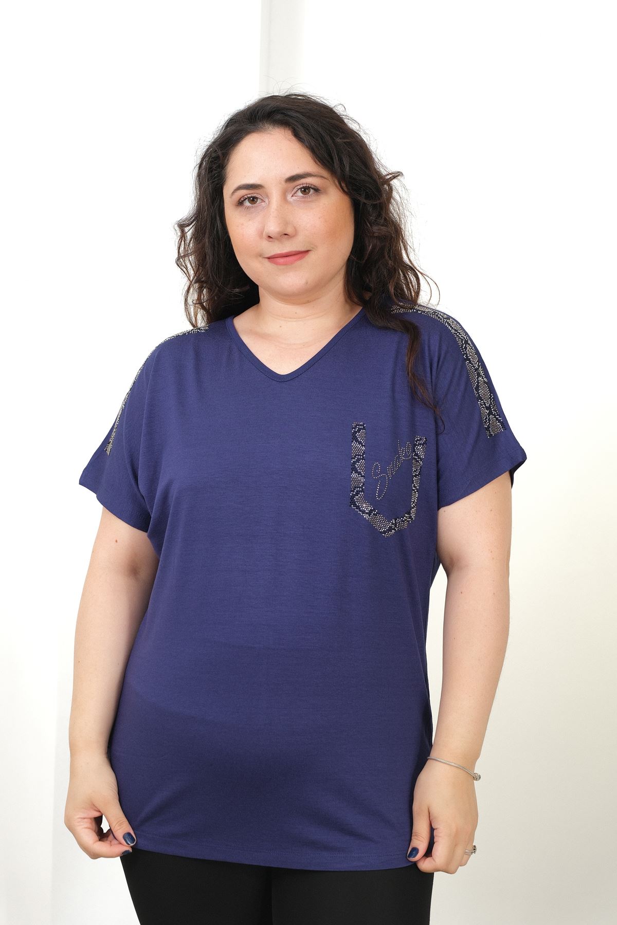 RENKTE BÜYÜK BEDEN OMUZ VE CEP YILAN DESEN TAŞLI LACİVERT BLUZ