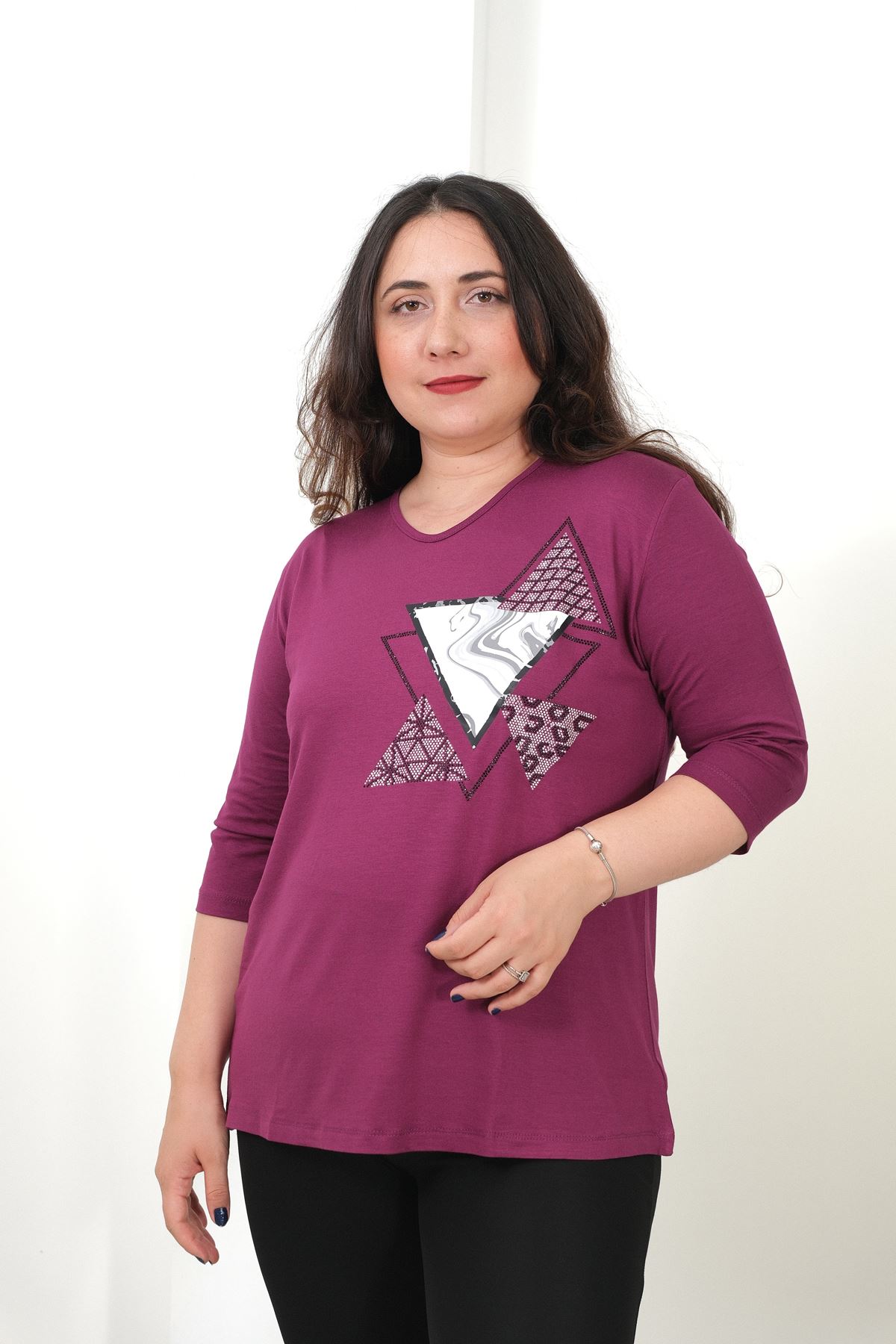 RENKTE BÜYÜK BEDEN ÜÇGEN TAŞLI VE BASKILI KAPRİ KOL MOR BLUZ
