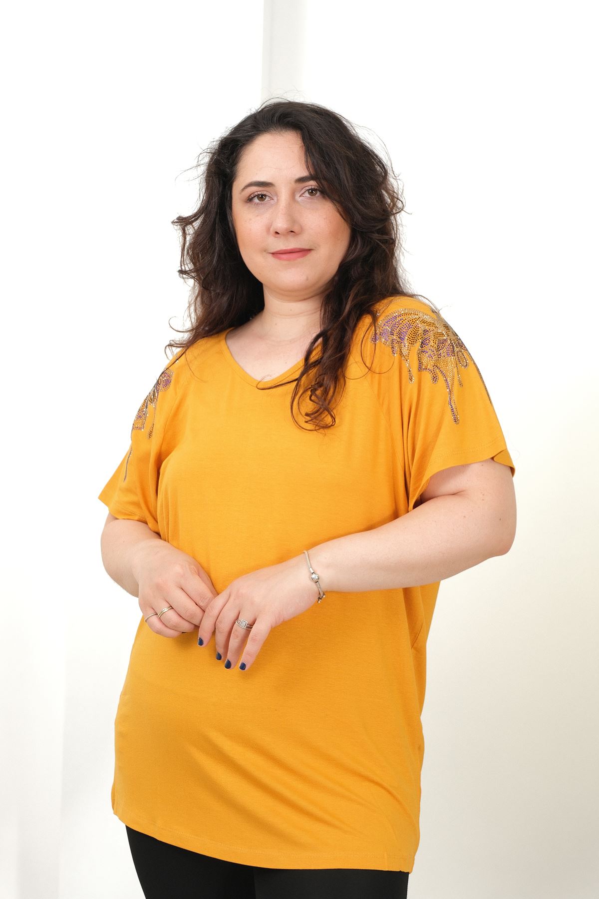 RENKTE BÜYÜK BEDEN OMUZLARI KELEBEK TAŞLI HARDAL BLUZ