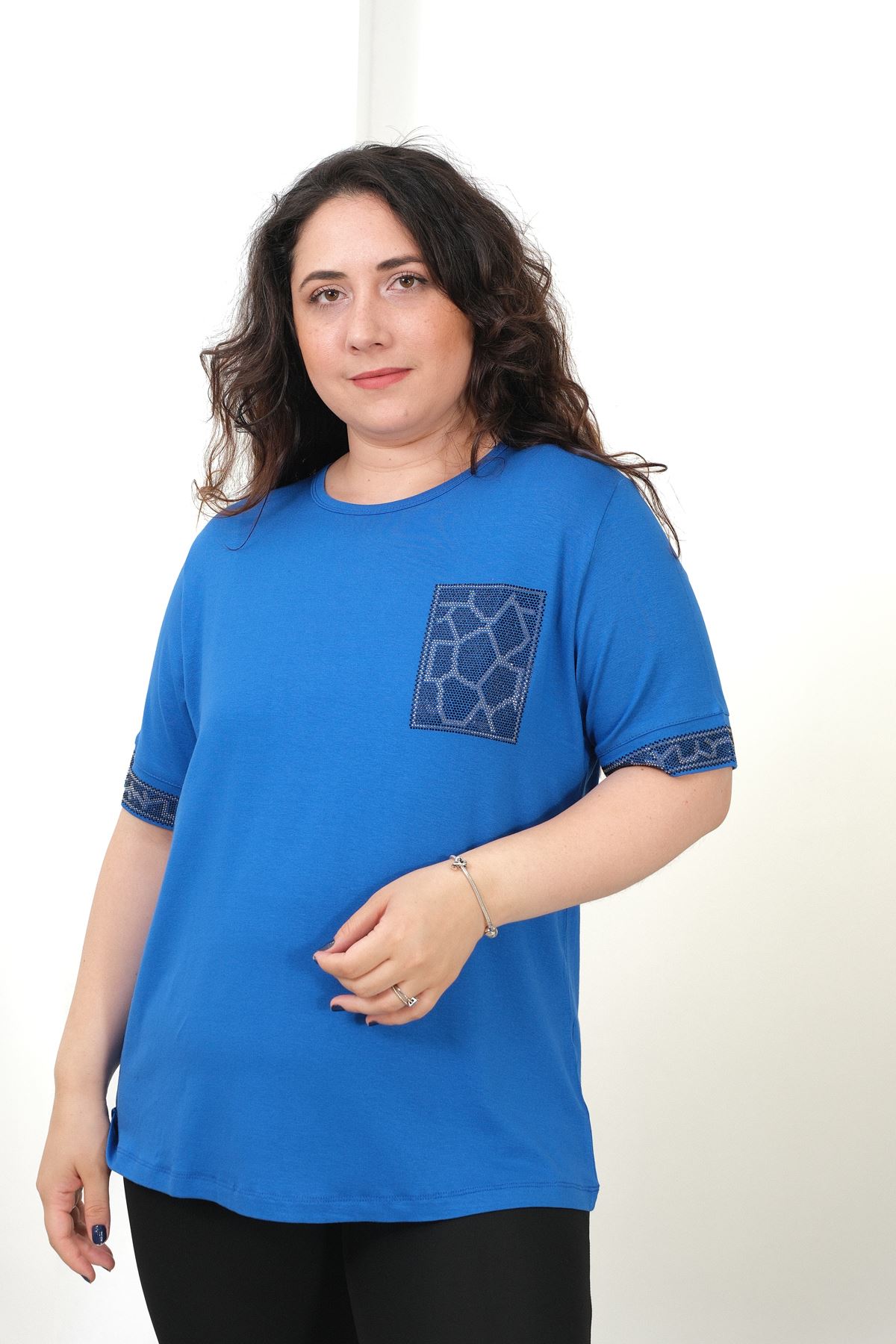 RENKTE BÜYÜK BEDEN CEP VE KOLU TAŞLI SAKS BLUZ