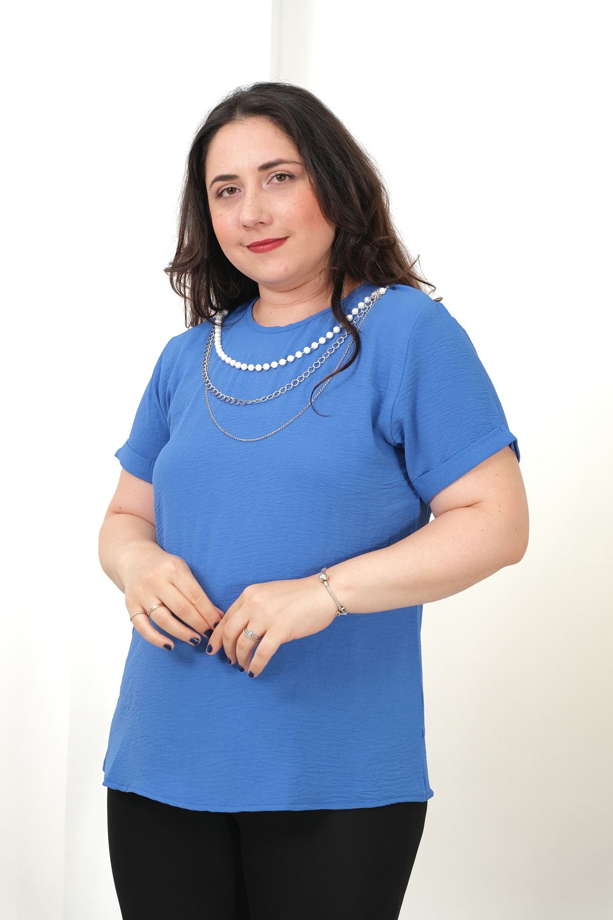RENKTE BÜYÜK BEDEN AYROBİN KOLYELİ İNDİGO BLUZ