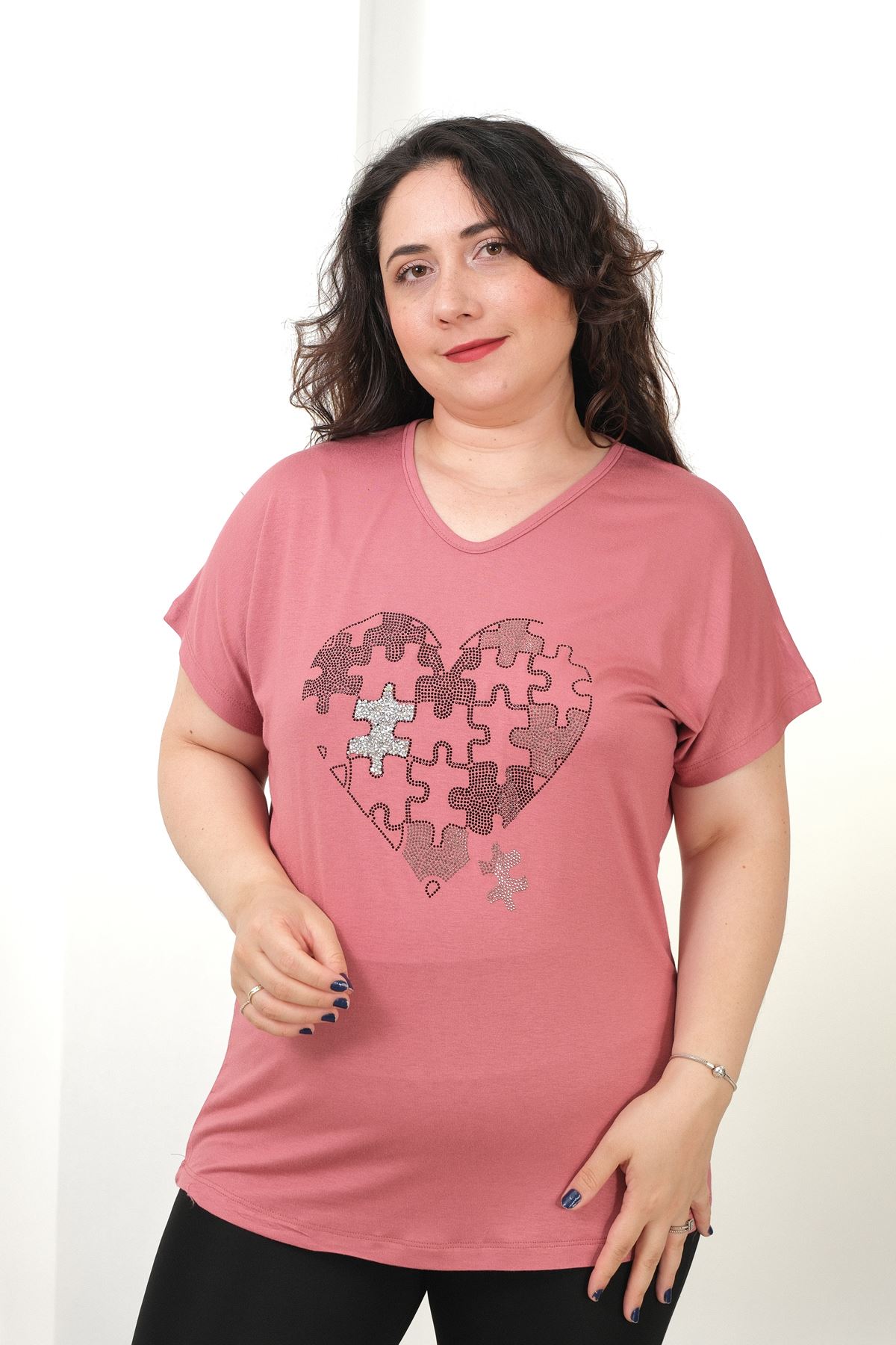 RENKTE BÜYÜK BEDEN KALP PUZZLE TAŞLI V YAKA PUDRA BLUZ