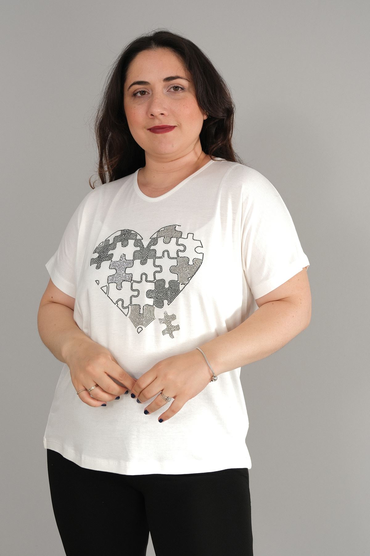 RENKTE BÜYÜK BEDEN KALP PUZZLE TAŞLI V YAKA BEYAZ BLUZ