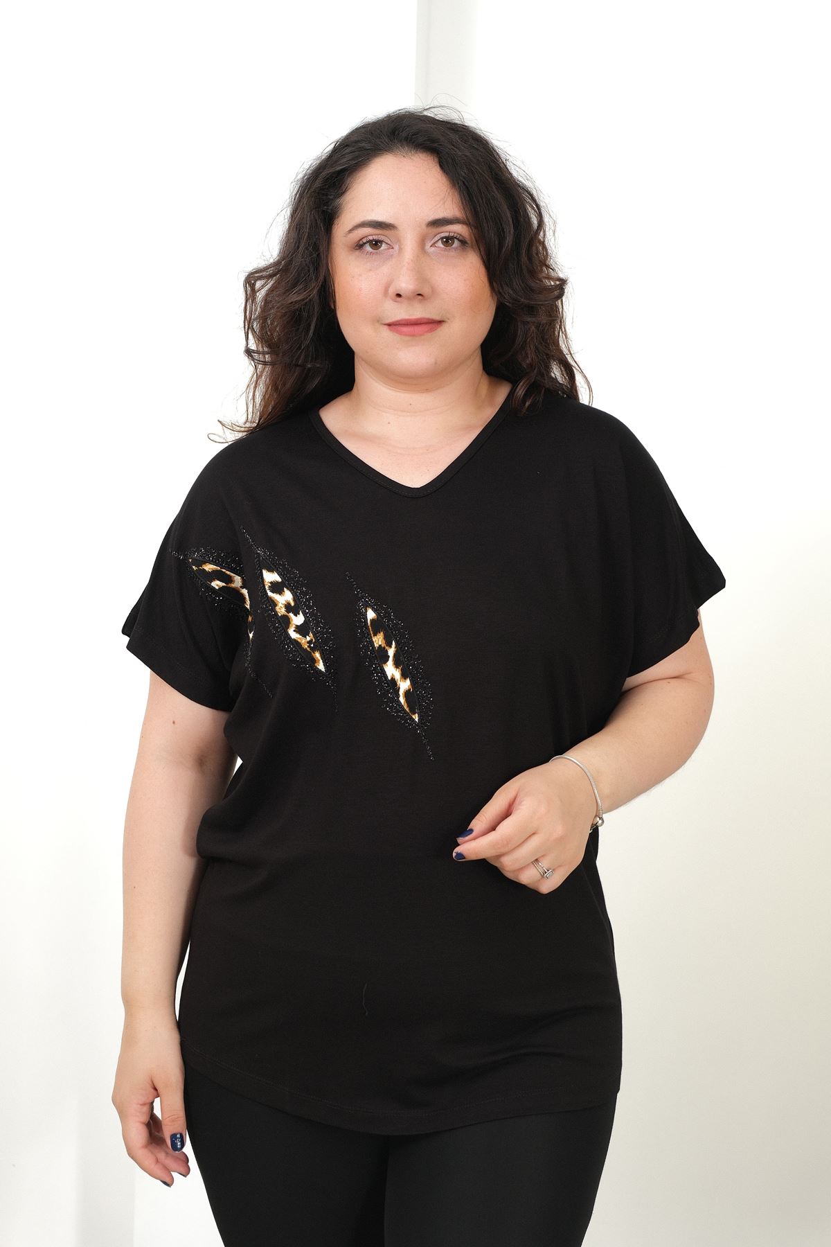 RENKTE BÜYÜK BEDEN GÖĞSÜ PULLU LEOPAR APLİKELİ SİYAH BLUZ