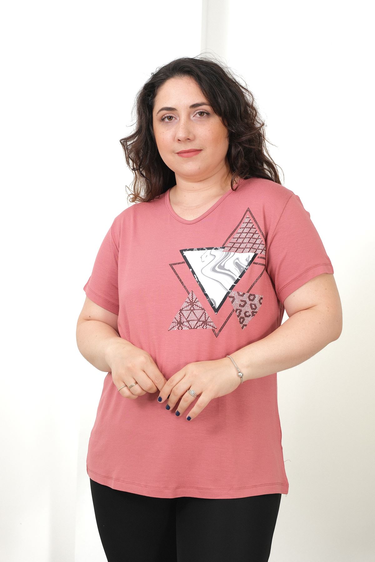 RENKTE BÜYÜK BEDEN ÜÇGEN TAŞLI VE BASKILI PUDRA BLUZ