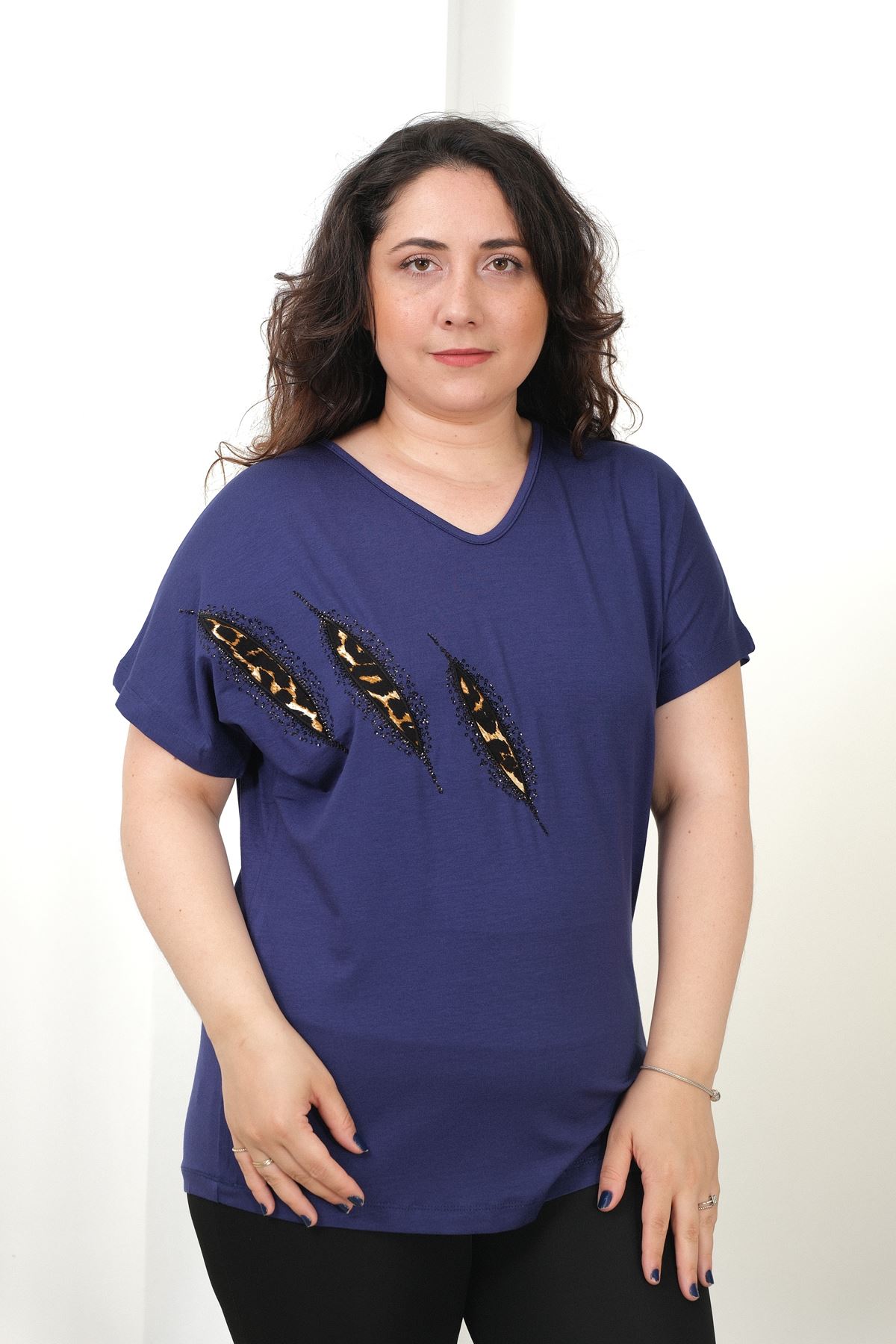RENKTE BÜYÜK BEDEN GÖĞSÜ PULLU LEOPAR APLİKELİ LACİVERT BLUZ