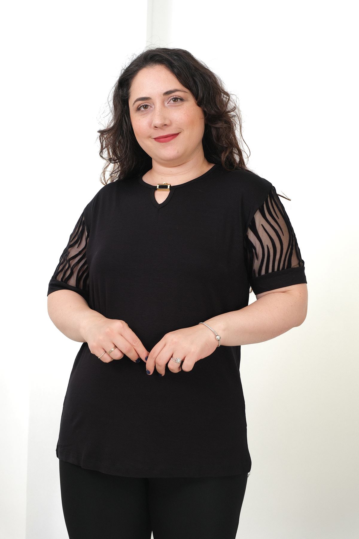 RENKTE BÜYÜK BEDEN YAKASI BROŞLU KOLU ZEBRA TÜL SİYAH BLUZ