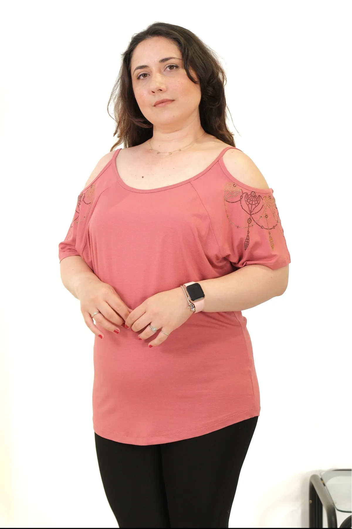 RENKTE BÜYÜK BEDEN OMUZLARI PENCERELİ KOLLARI TAŞLI PUDRA BLUZ