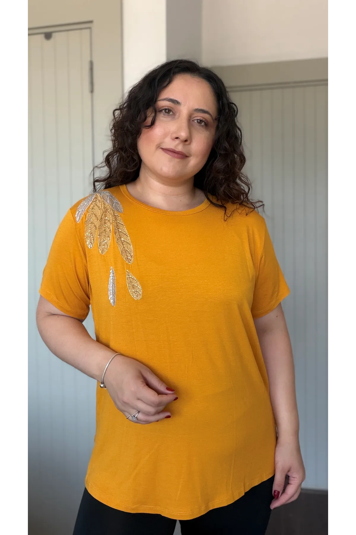 RENKTE BÜYÜK BEDEN YAPRAK PUL DETAYLI KISA KOL HARDAL BLUZ