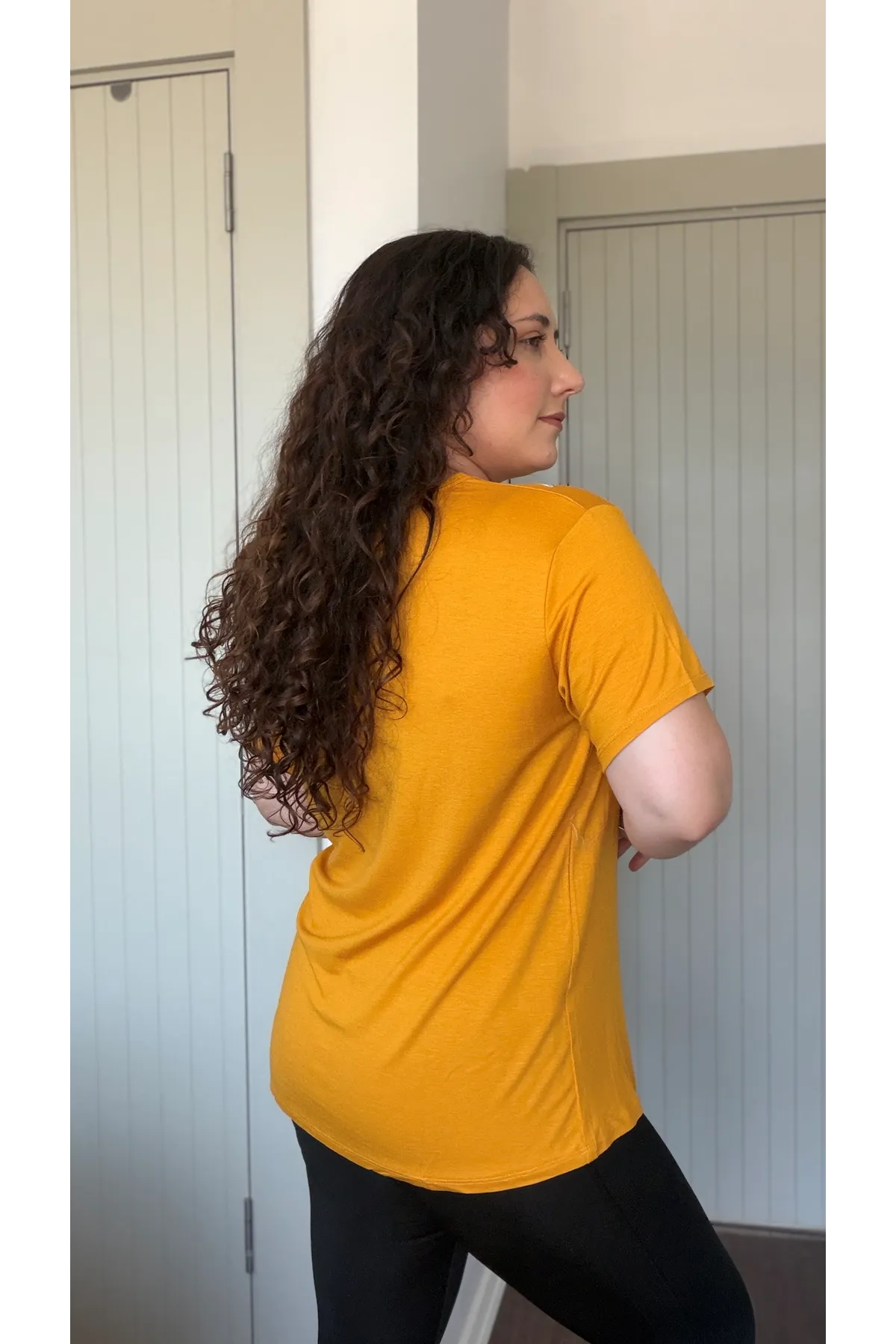 RENKTE BÜYÜK BEDEN YAPRAK PUL DETAYLI KISA KOL HARDAL BLUZ