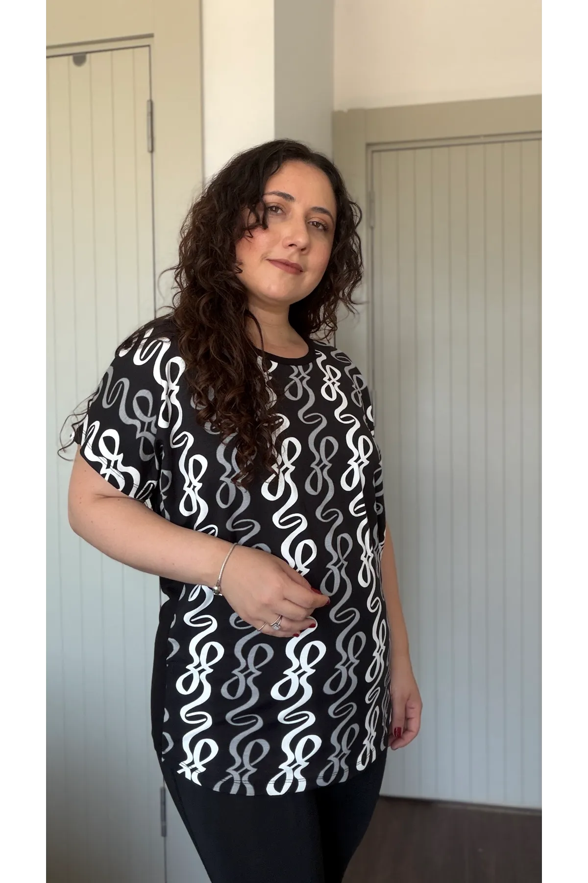 RENKTE BÜYÜK BEDEN ÖN DESENLİ ARKASI DÜZ RENK BLUZ