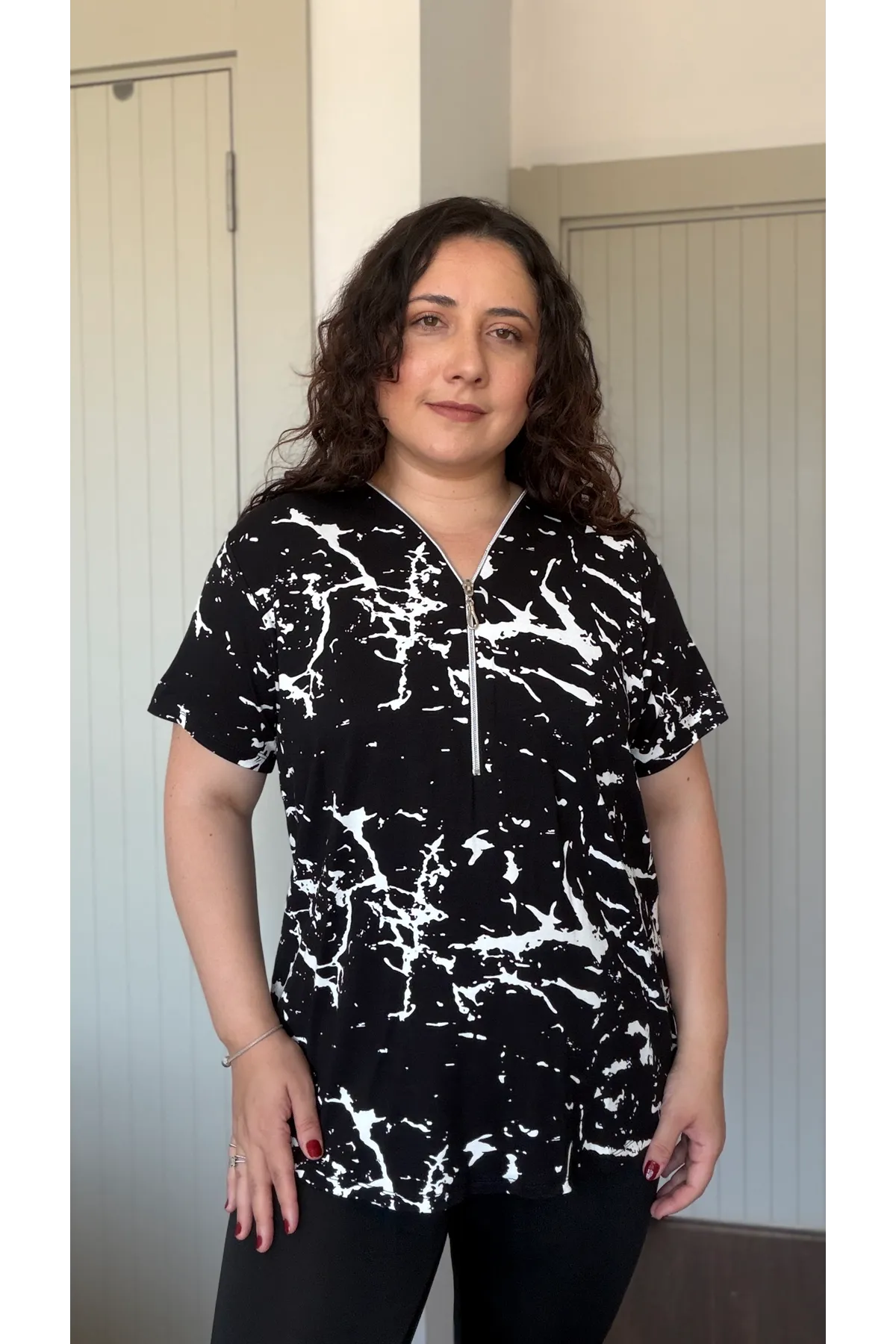 RENKTE BÜYÜK BEDEN FERMUARLI DESENLİ BLUZ