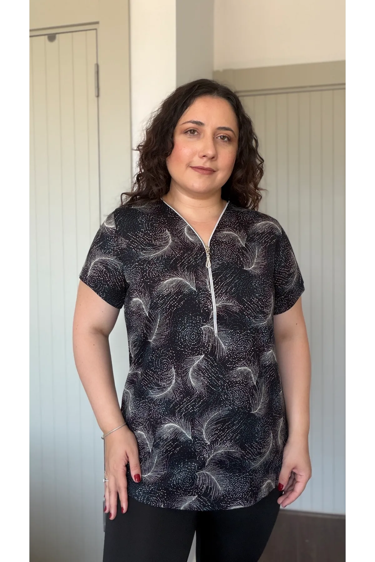 RENKTE BÜYÜK BEDEN FERMUARLI DESENLİ BLUZ