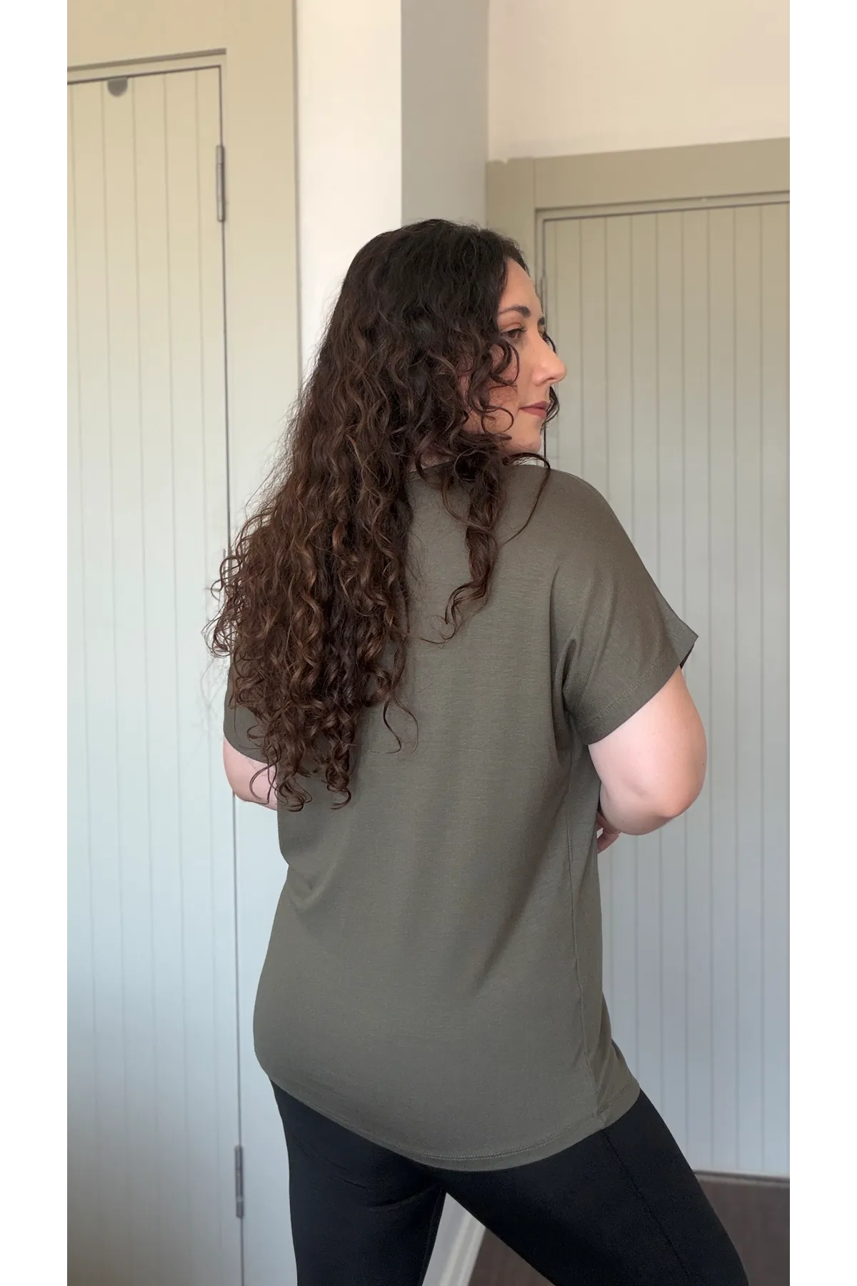 RENKTE BÜYÜK BEDEN DESENLİ VE YUSUFÇUK TAŞLI HAKİ BLUZ