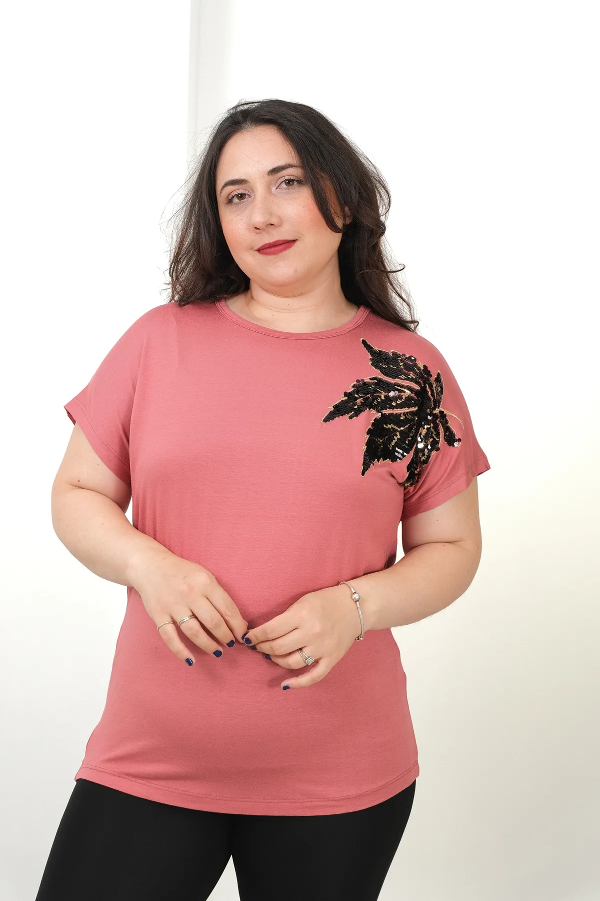 RENKTE BÜYÜK BEDEN TEK OMUZ PULLU YAPRAK PUDRA BLUZ
