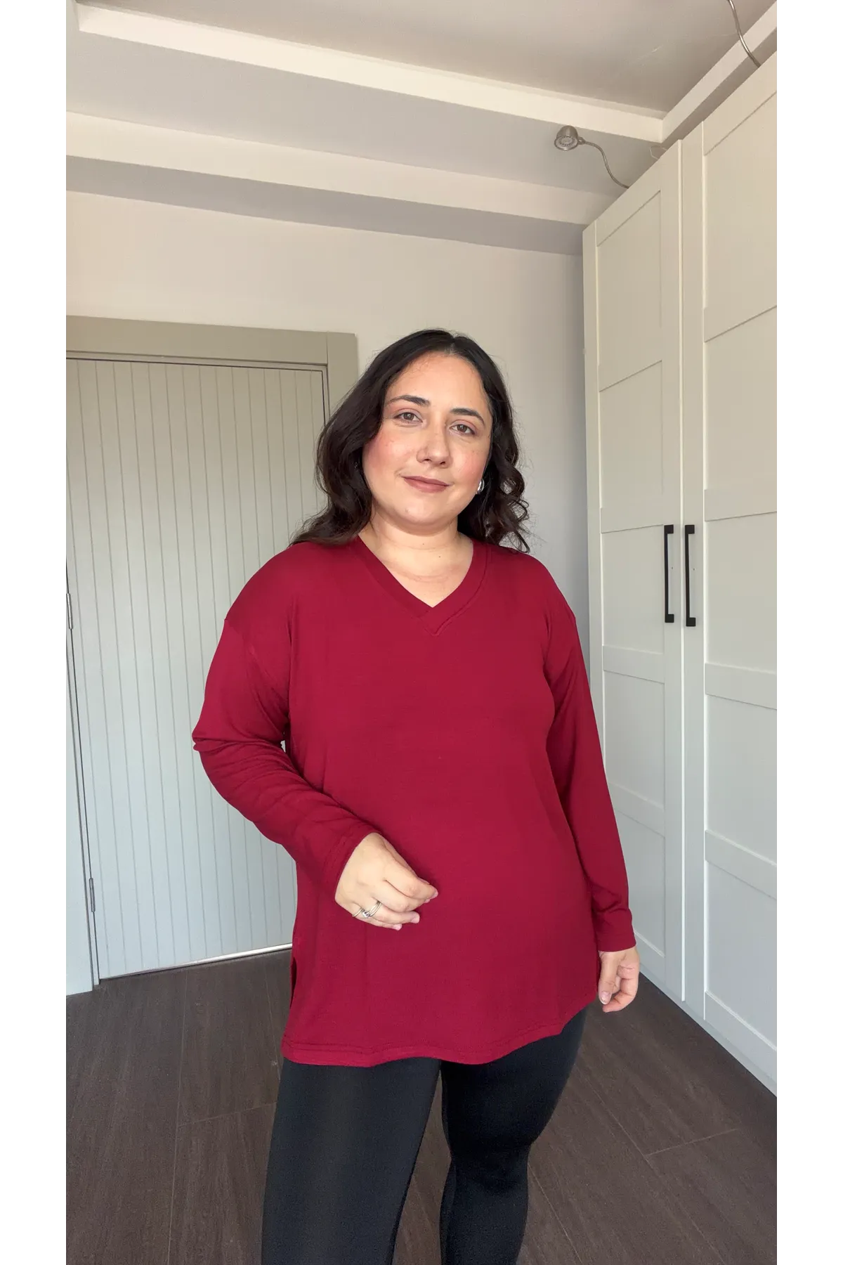 RENKTE ÖZEL ÜRETİM BÜYÜK BEDEN V YAKA YIRTMAÇLI UZUN KOL BORDO BLUZ